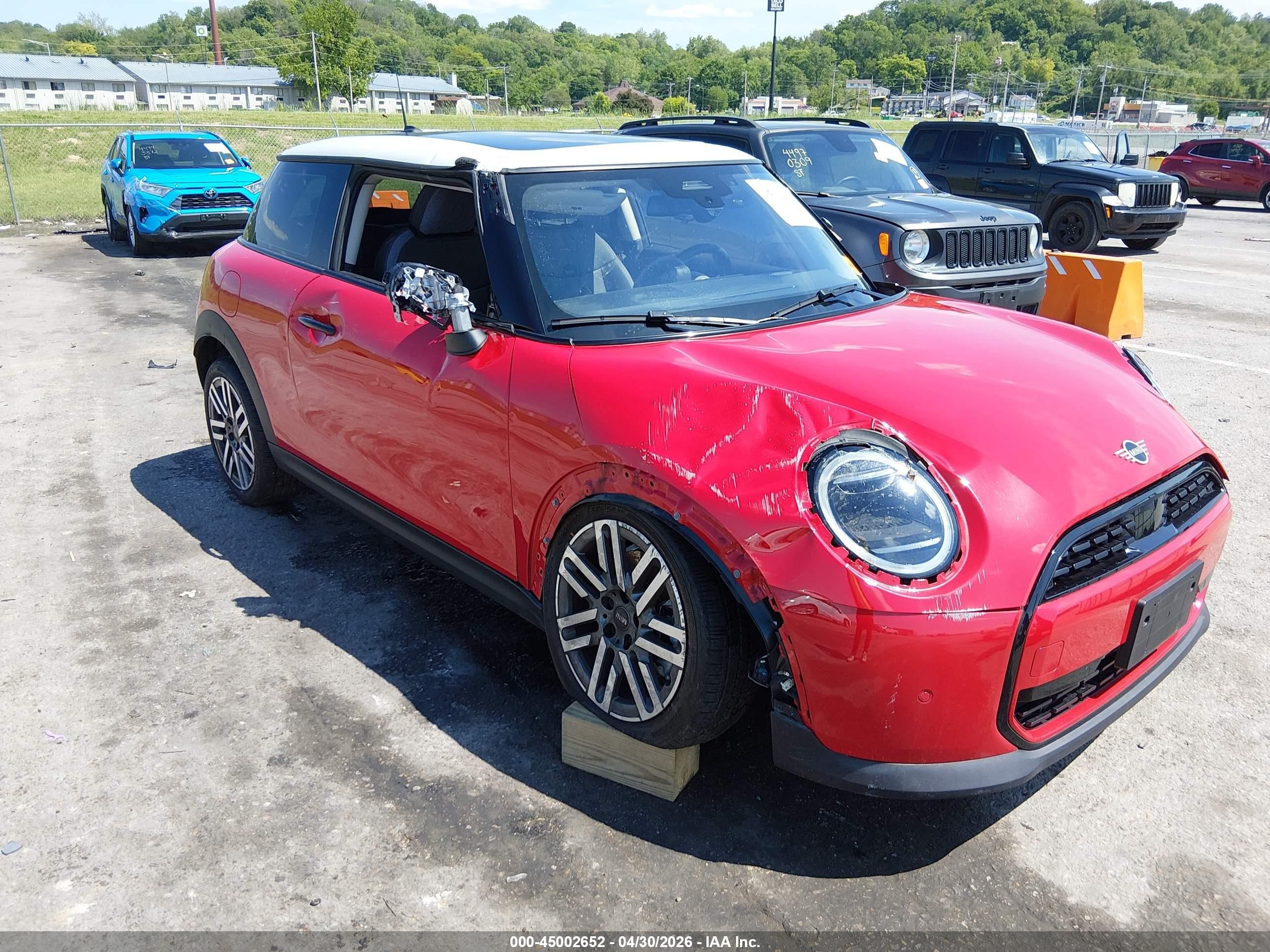 2025 MINI Hardtop Cooper, VIN WMW13GD0XS2W31910 — Бок