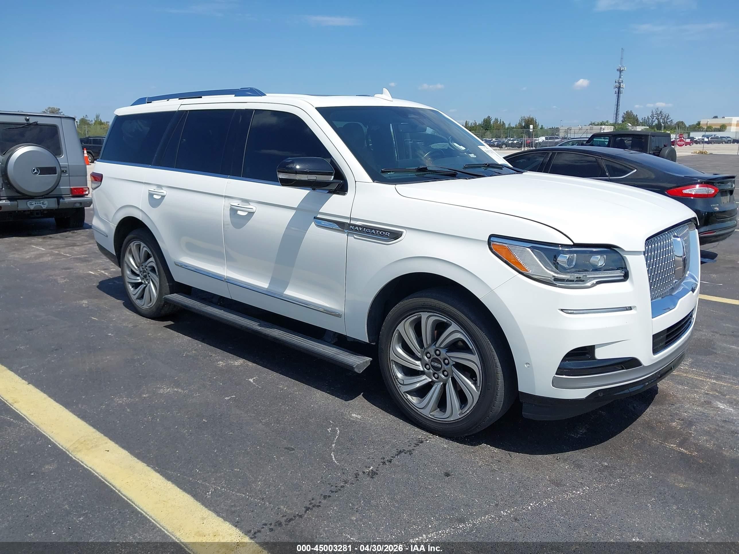 2023 Lincoln Navigator Reserve, VIN 5LMJJ2KG8PEL01726 — Side