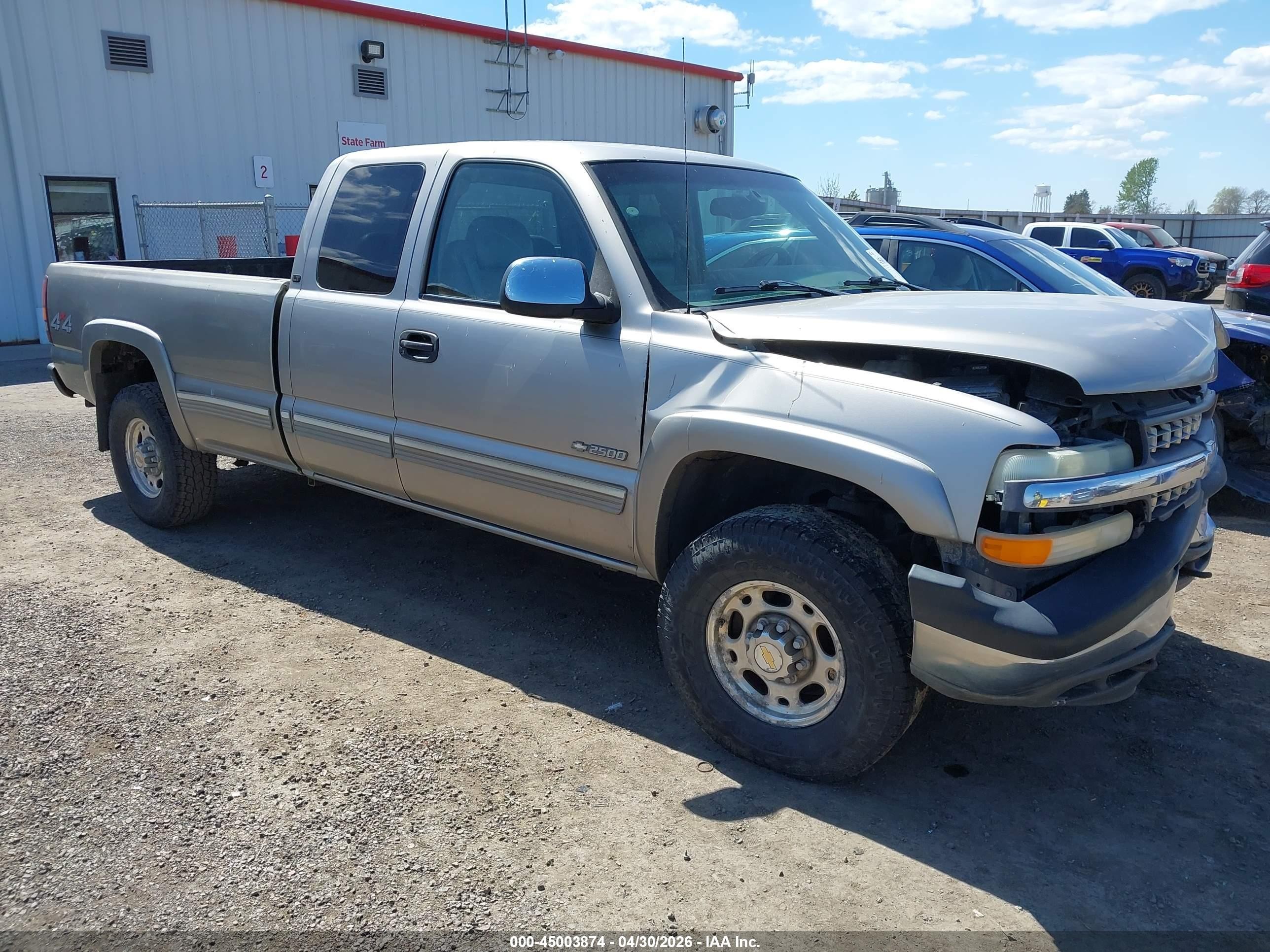 2000 Chevrolet Silverado 2500 LT, VIN 1GCGK29U5YE156351 — Front end