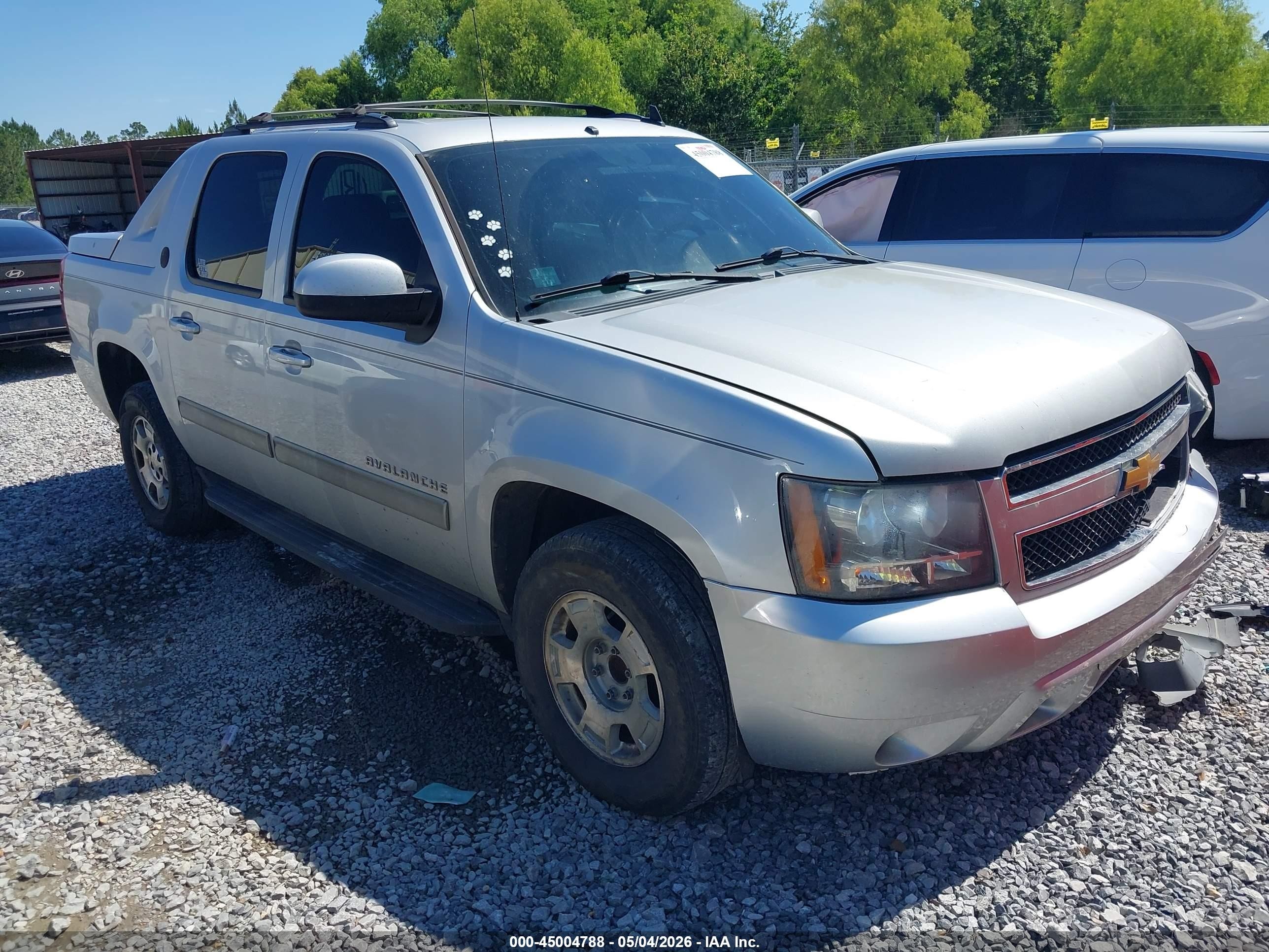 2013 Chevrolet Avalanche LS, VIN 3GNMCEE02DG116176 — Front end