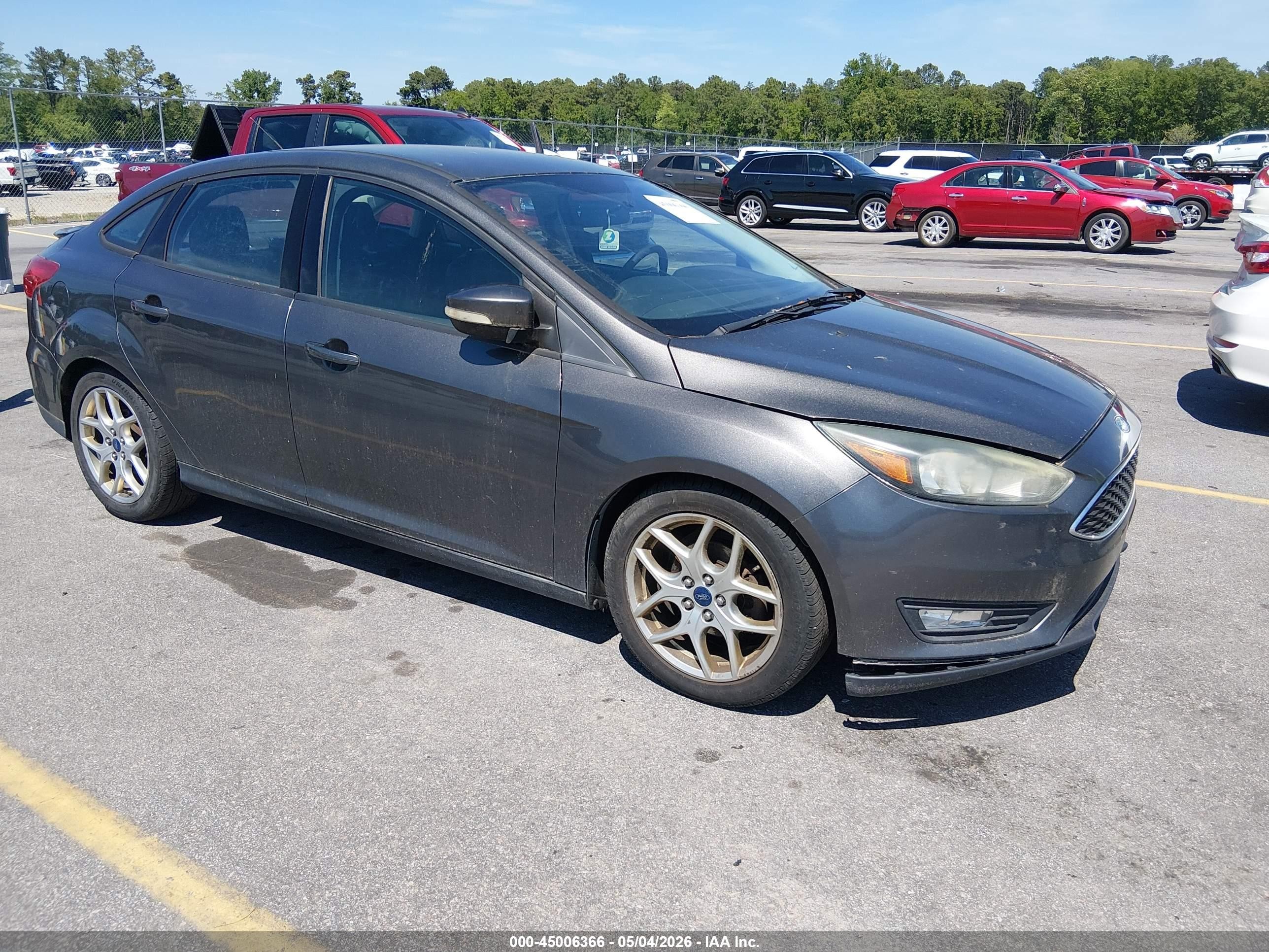 2015 Ford Focus SE, VIN 1FADP3F28FL274051 — Normal wear