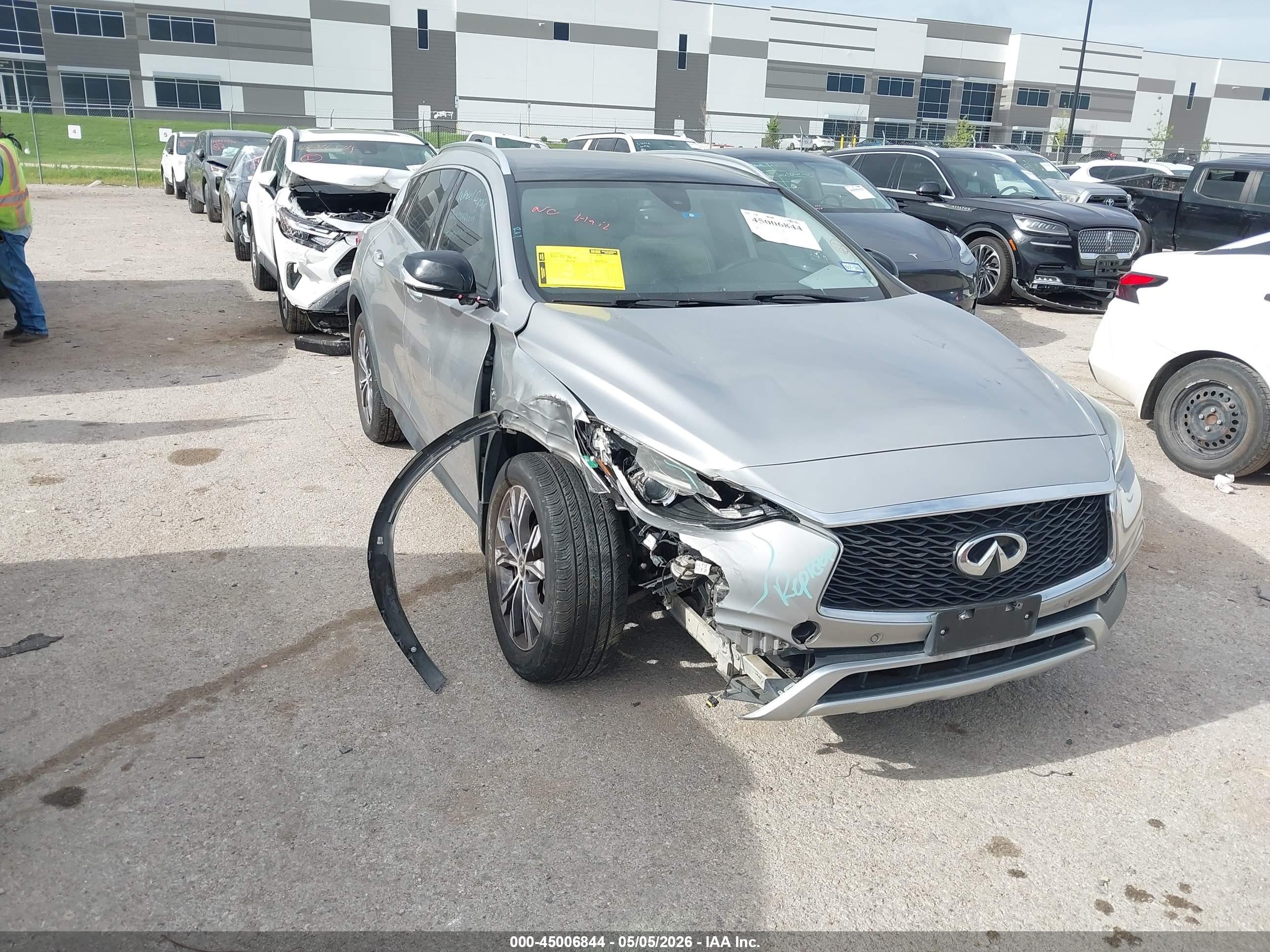 2017 Infiniti QX30 Luxury, VIN SJKCH5CR6HA027056 — Front end