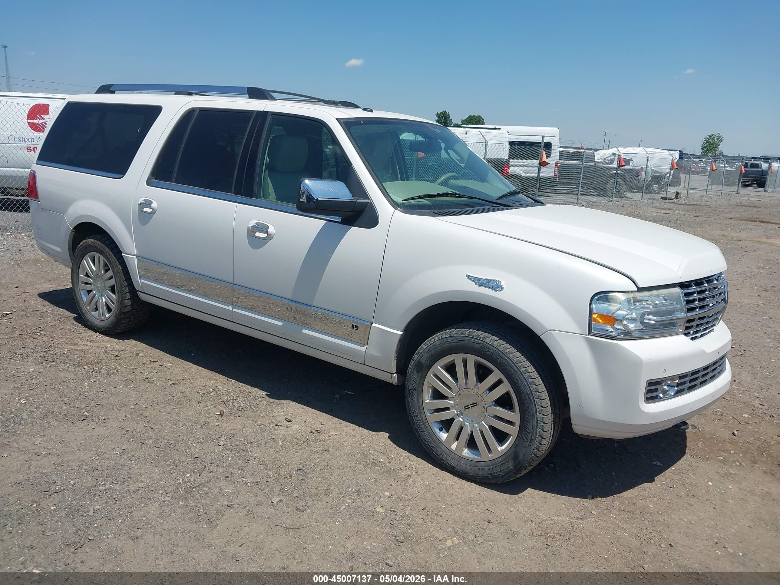 2012 Lincoln Navigator, VIN 5LMJJ3H51CEL02089 — Front end