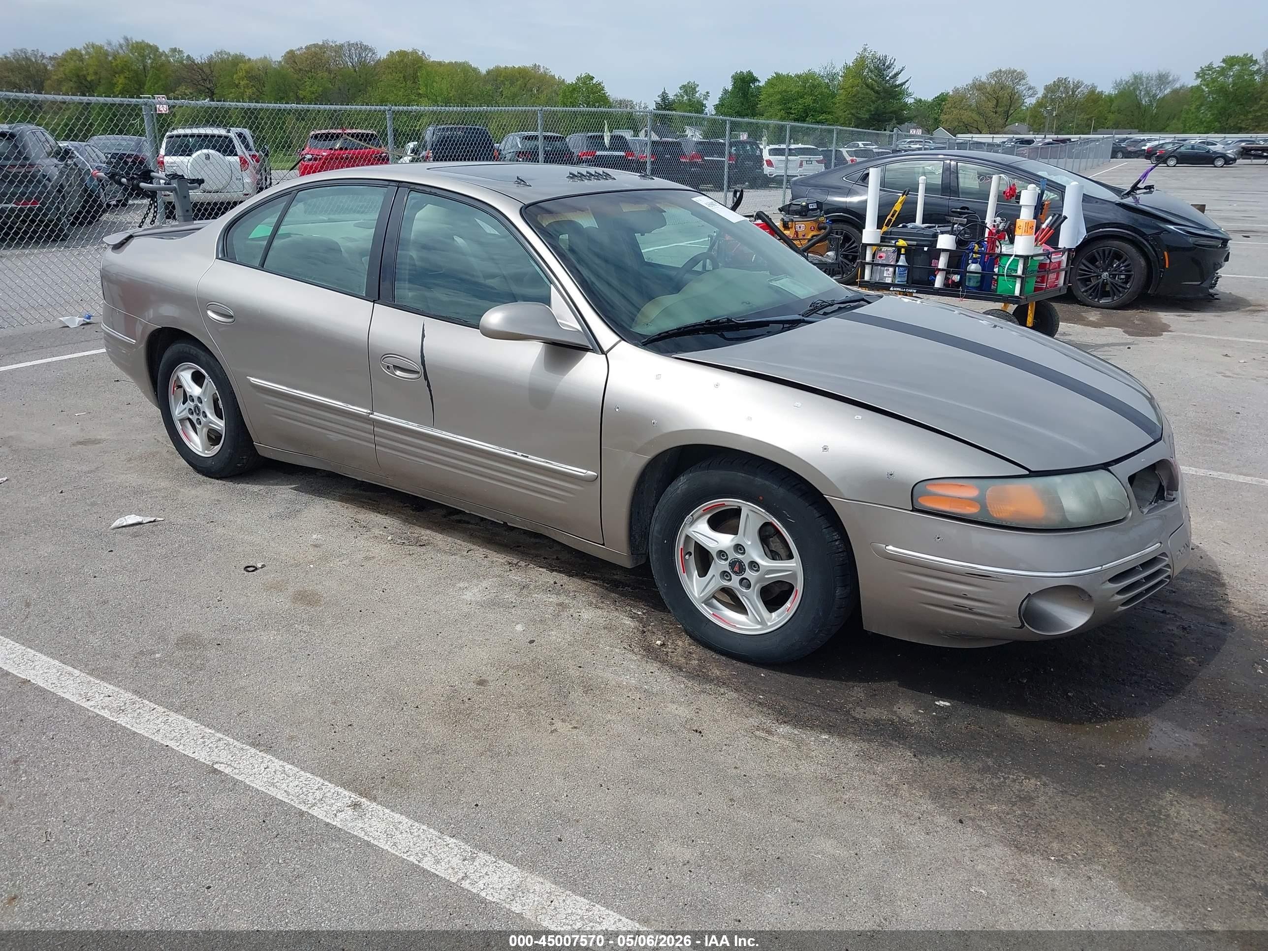 2001 Pontiac Bonneville SE, VIN 1G2HX54K214207866 — Front end