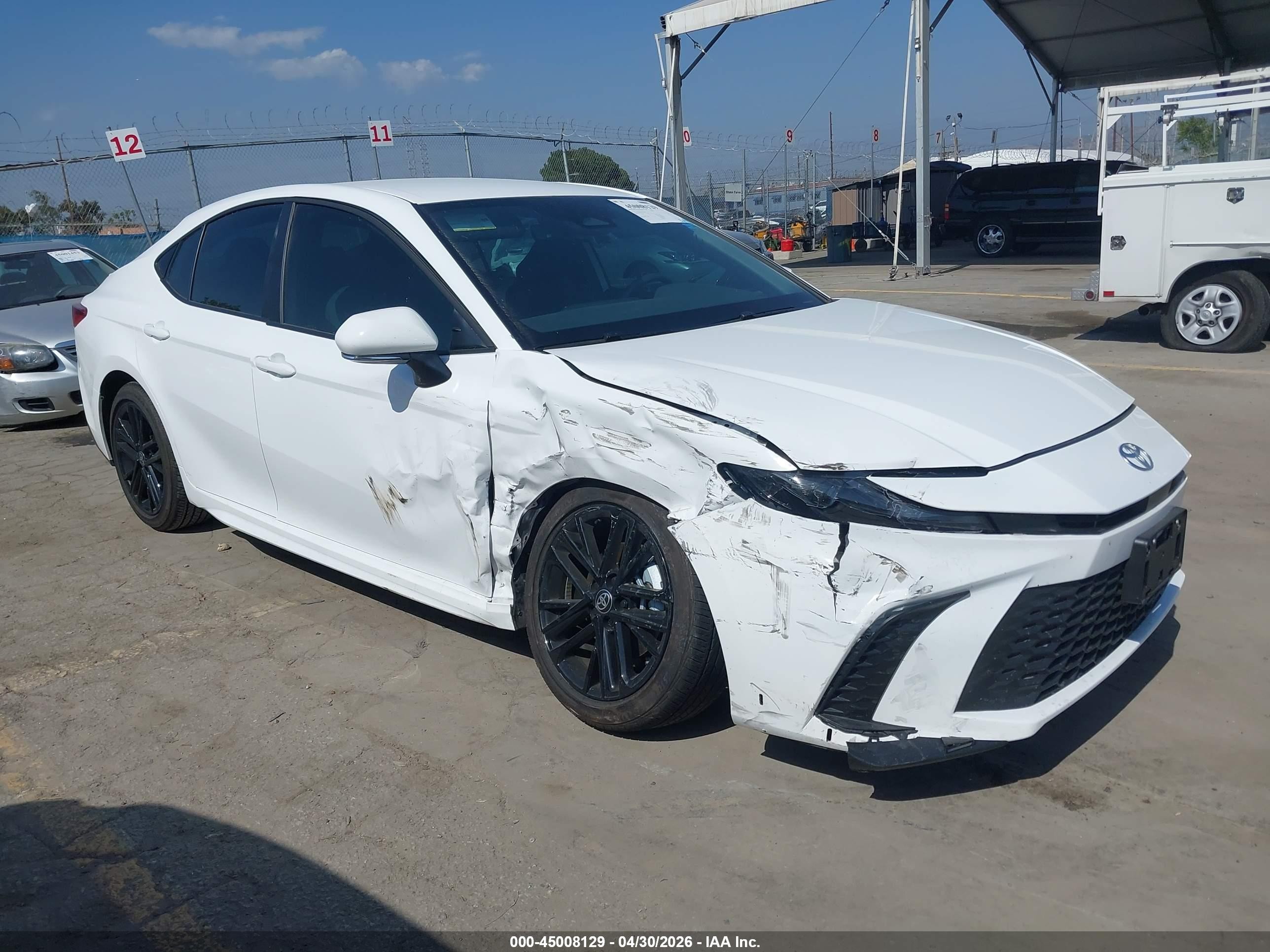 2025 Toyota Camry XSE, VIN 4T1DAACK9SU638689 — Перед