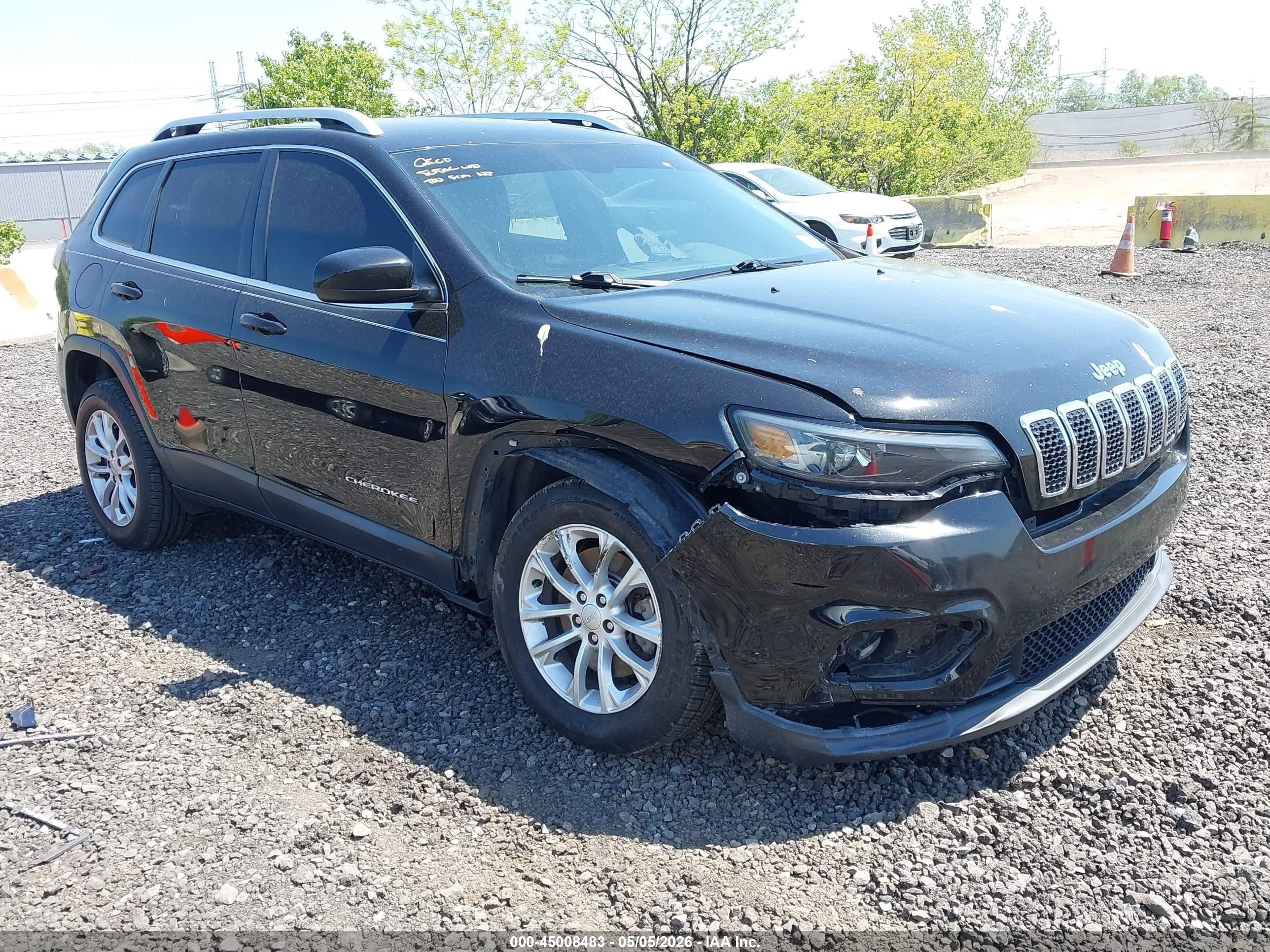 2019 Jeep Cherokee Latitude, VIN 1C4PJLCB4KD406031 — Front end