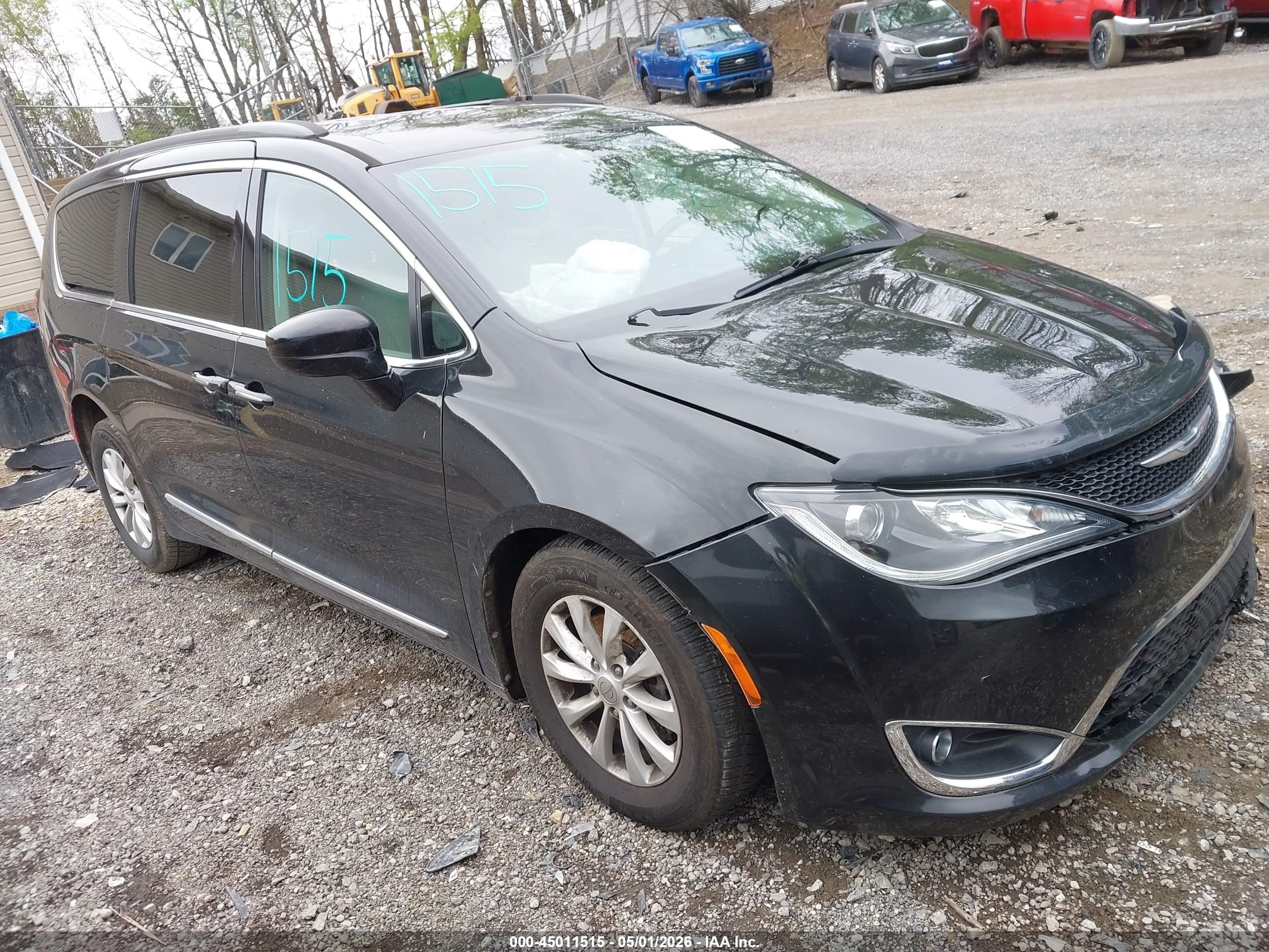 2017 Chrysler Pacifica Touring L, VIN 2C4RC1BG3HR795075 — Front end