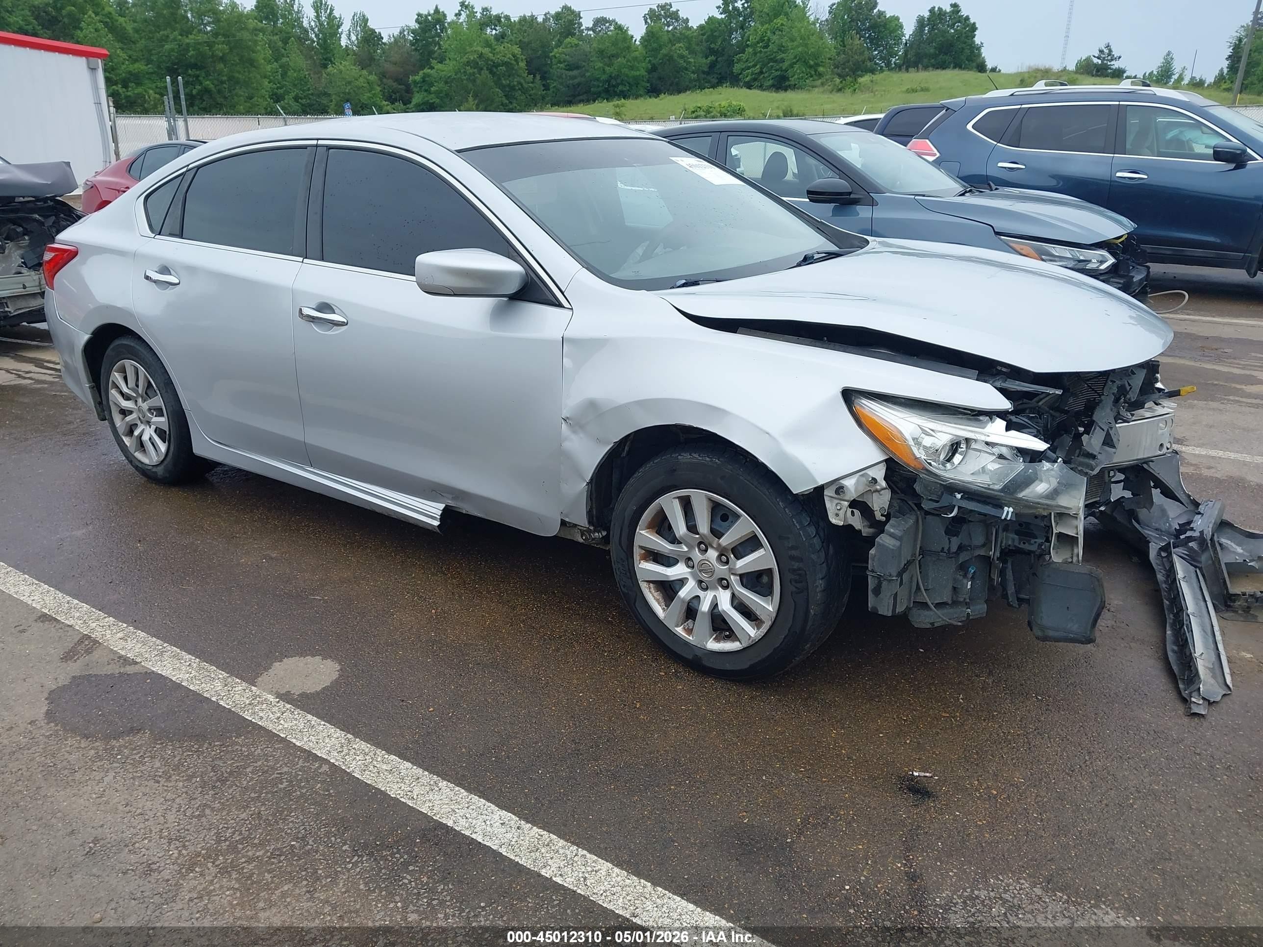 2016 Nissan Altima S, VIN 1N4AL3AP1GN370577 — Front end