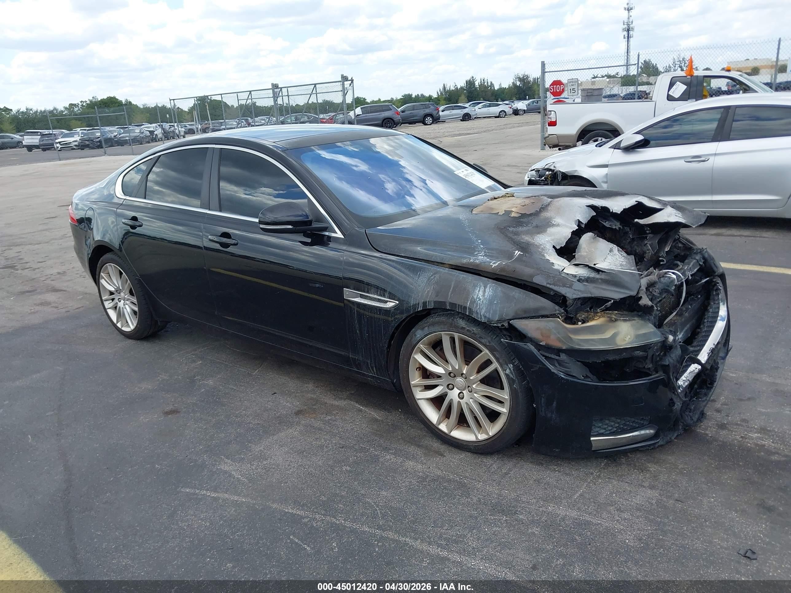 2016 Jaguar XF 35t Prestige, VIN SAJBE4BV6GCY05957 — Пожар в моторном отсеке