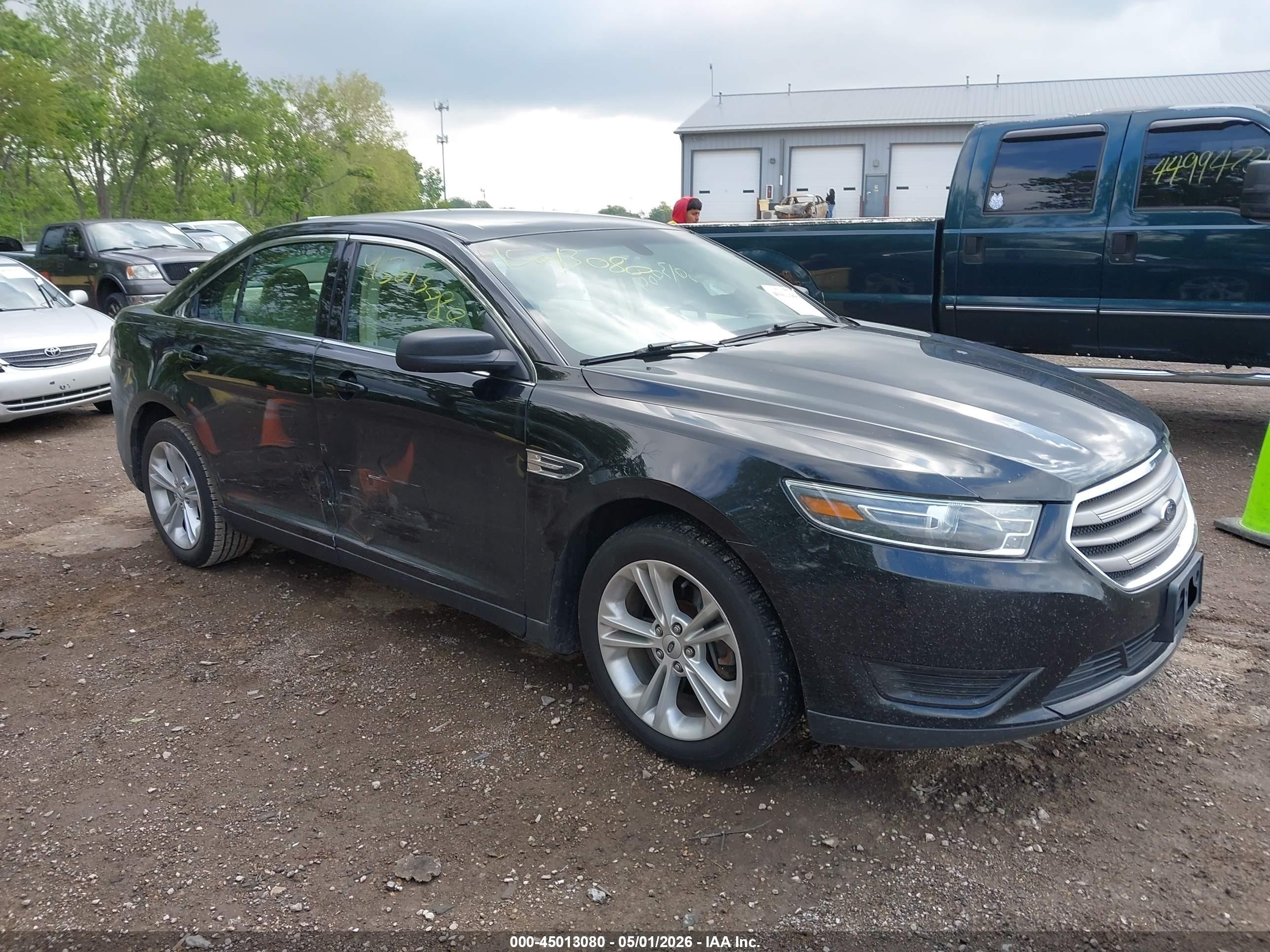 2016 Ford Taurus SE, VIN 1FAHP2D83GG155109 — Перед