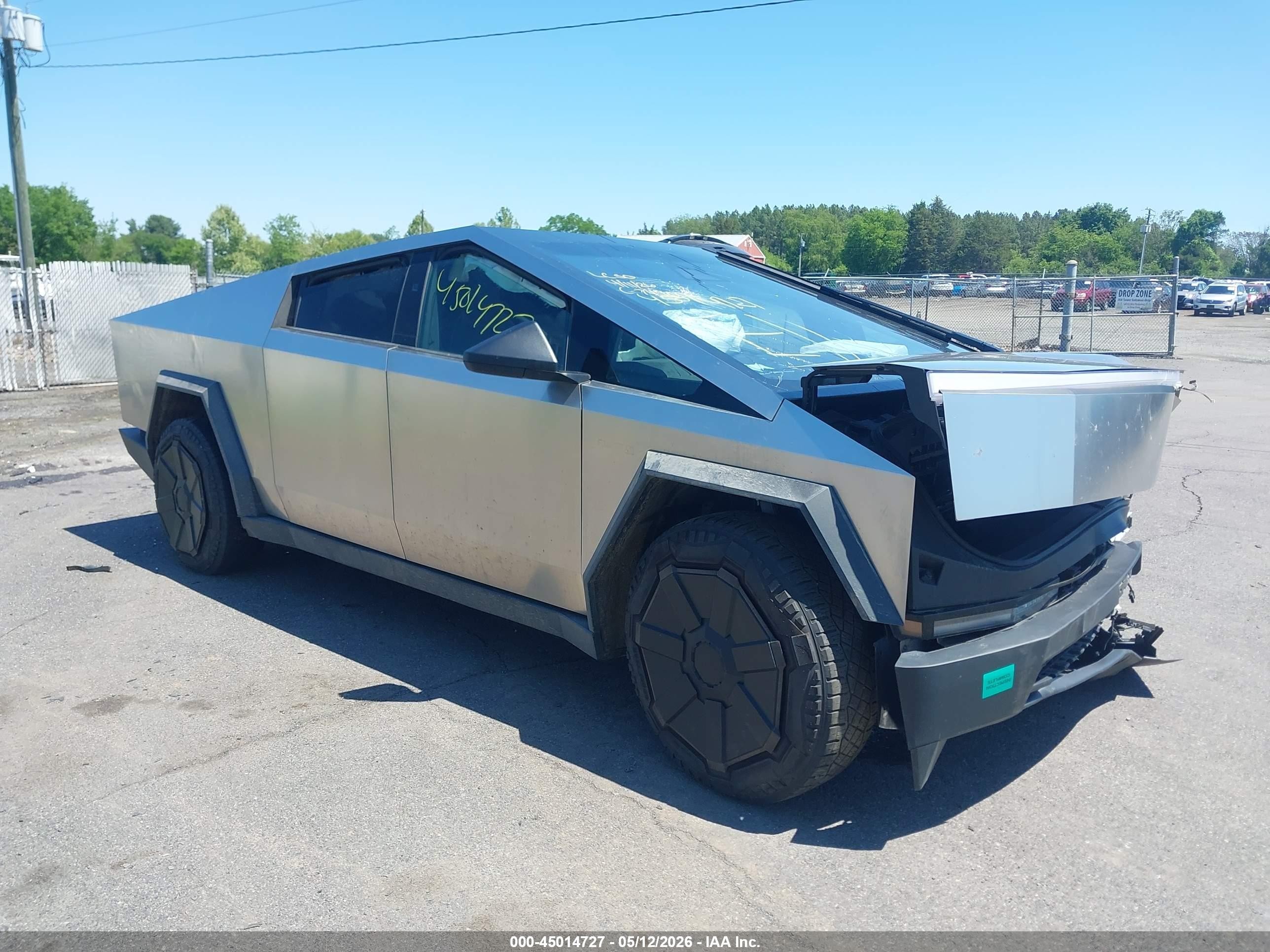 2024 Tesla Cybertruck Cyberbeast, VIN 7G2CEHEE1RA034846 — Front end