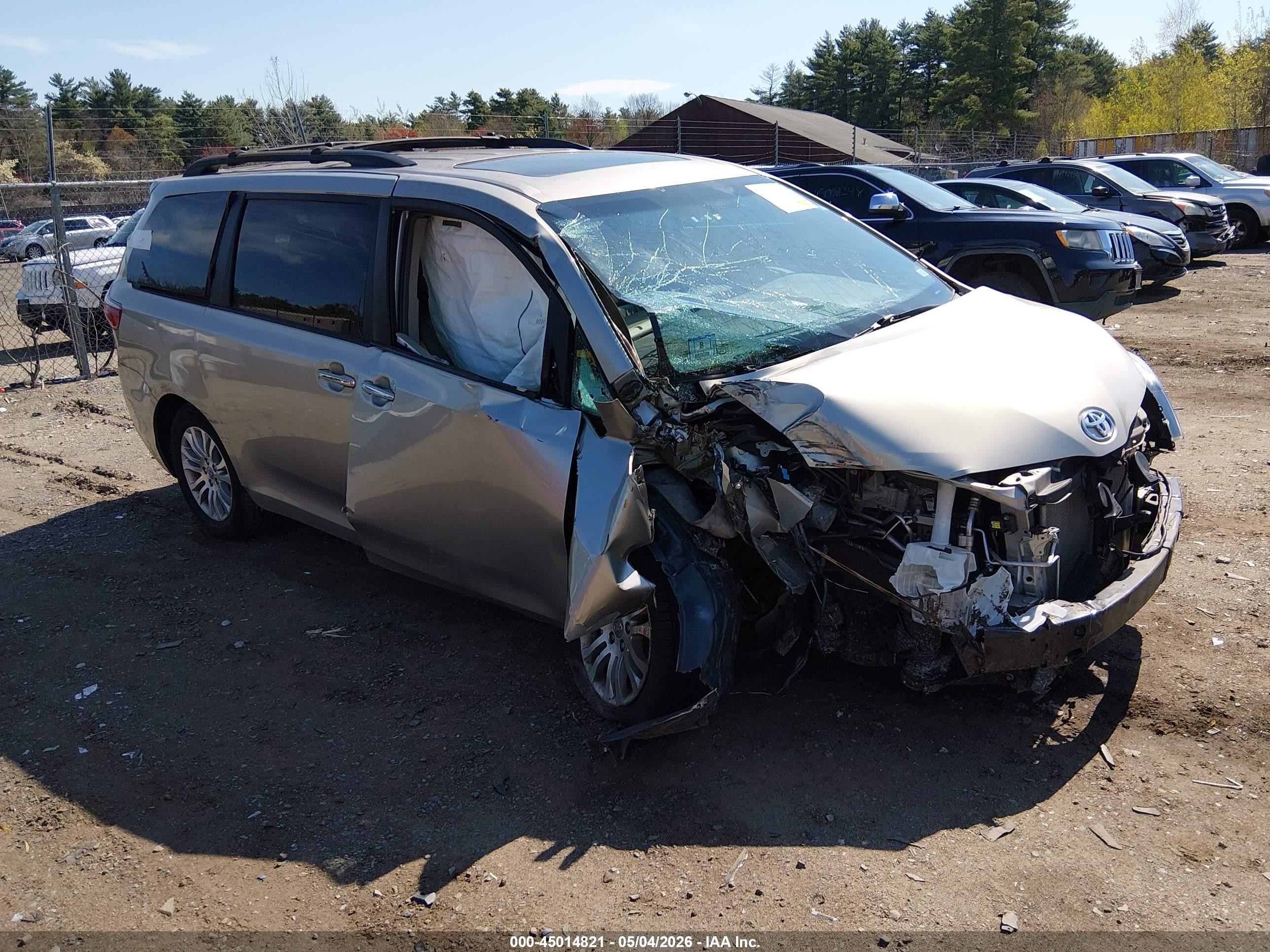 2017 Toyota Sienna XLE, VIN 5TDYZ3DC9HS817720 — Front end