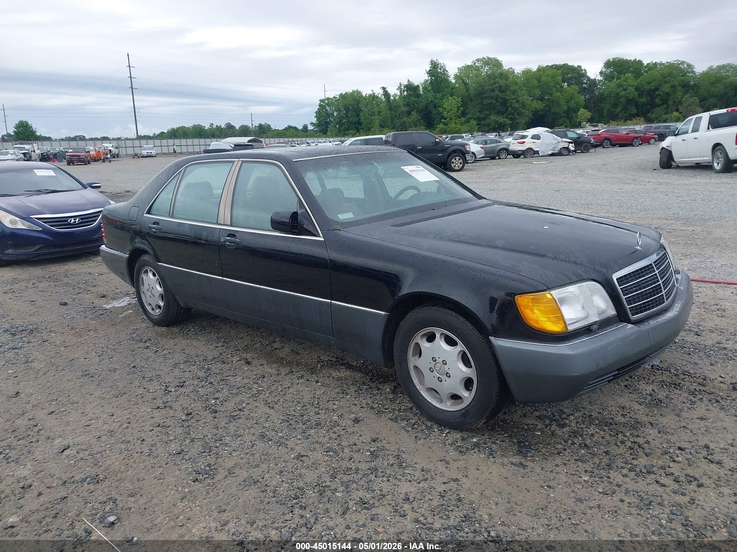 1993 Mercedes-Benz 500, VIN WDBGA51E8PA099172 — Front end