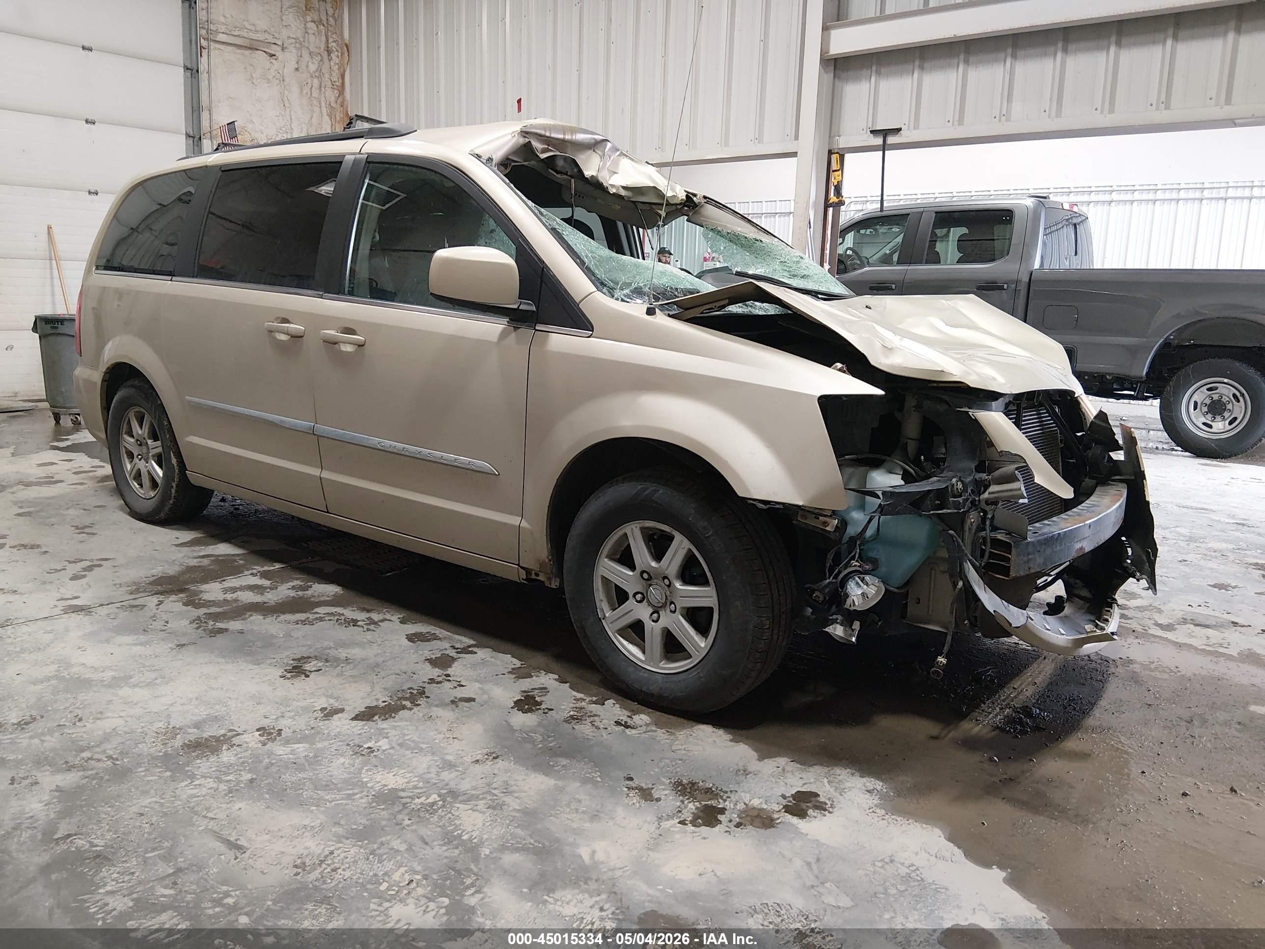 2011 Chrysler Town & Country Touring, VIN 2A4RR5DG3BR739593 — Front end