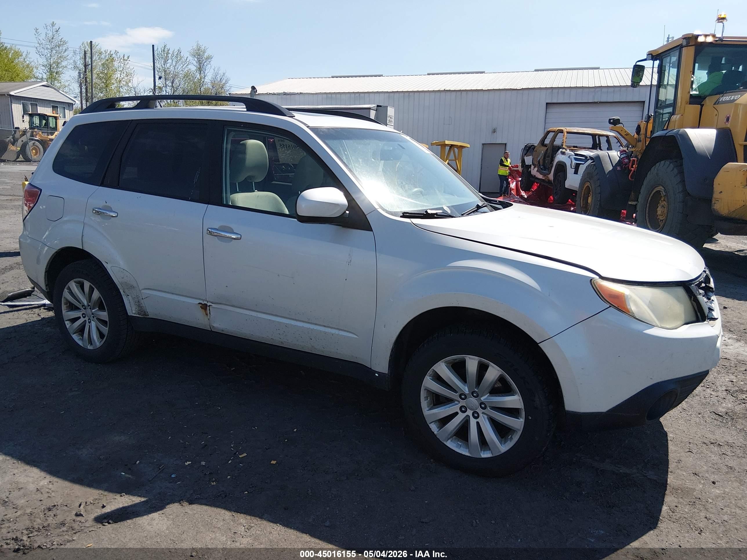 2013 Subaru Forester X Premium, VIN JF2SHACC5DH442228 — Перед