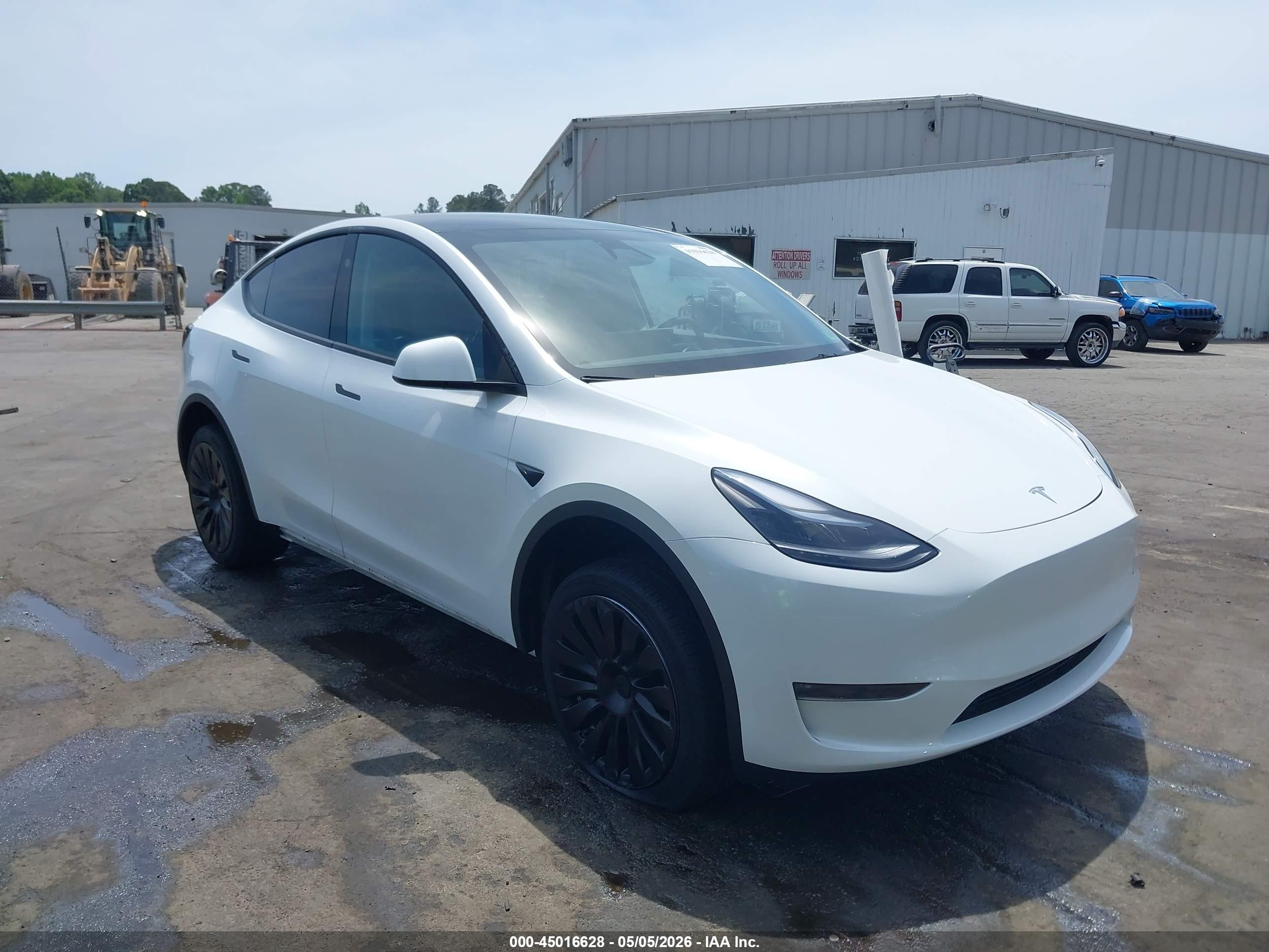 2024 Tesla Model Y Long Range, VIN 7SAYGDEE6RA263876 — Side
