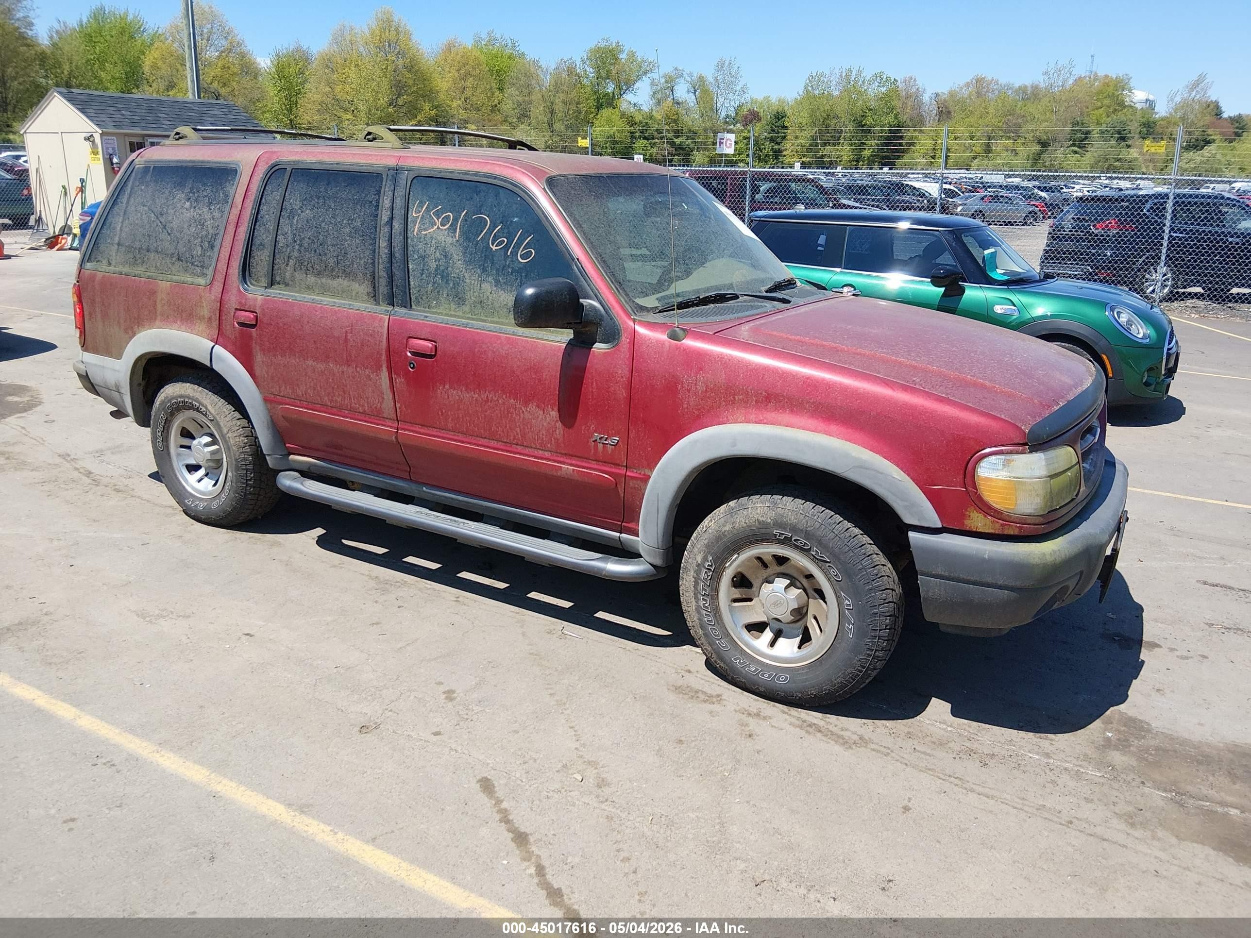 2000 Ford Explorer XLS, VIN 1FMZU72X0YZA86489 — Normal wear