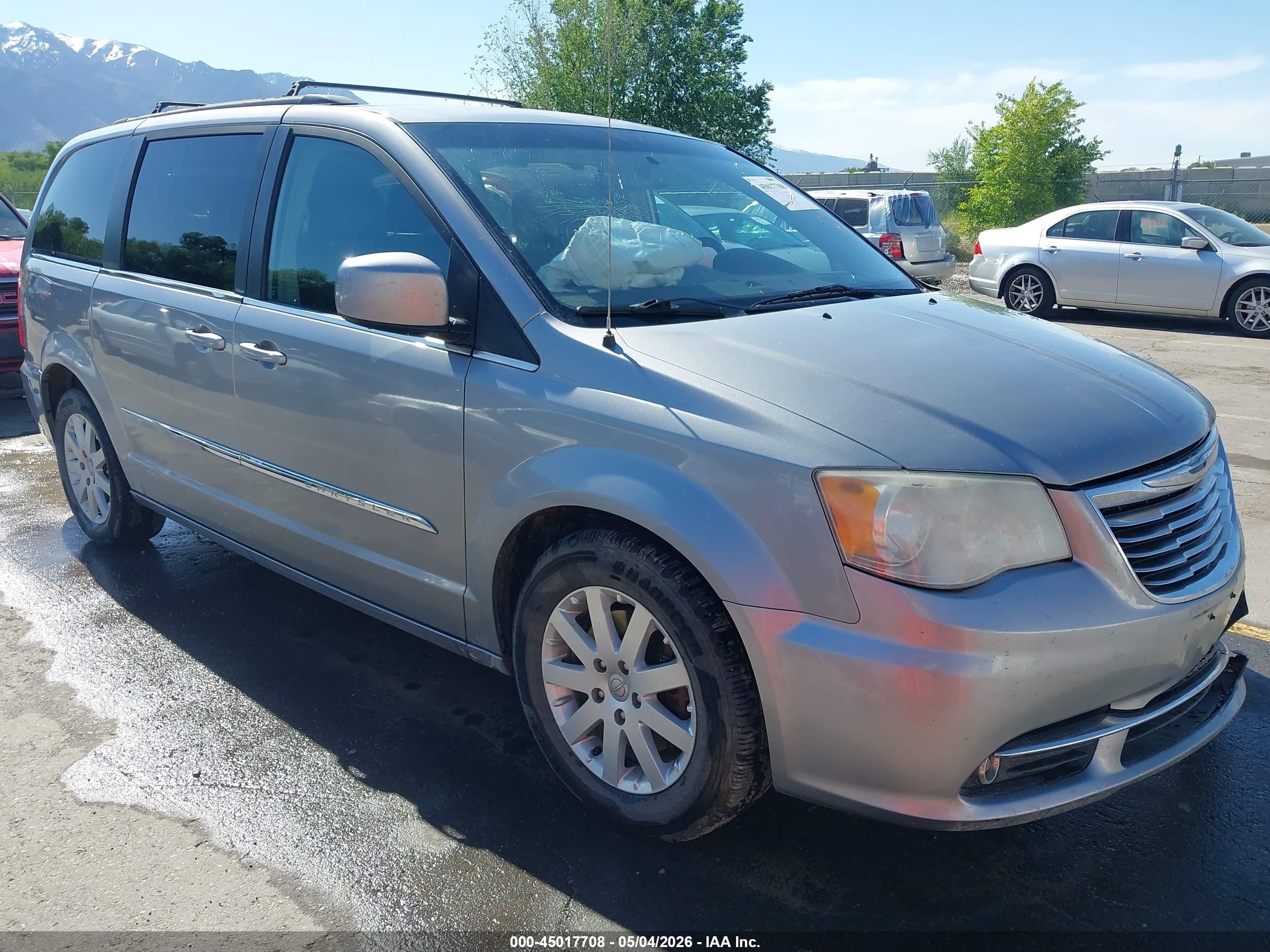 2013 Chrysler Town & Country Touring, VIN 2C4RC1BG5DR684019 — Front end