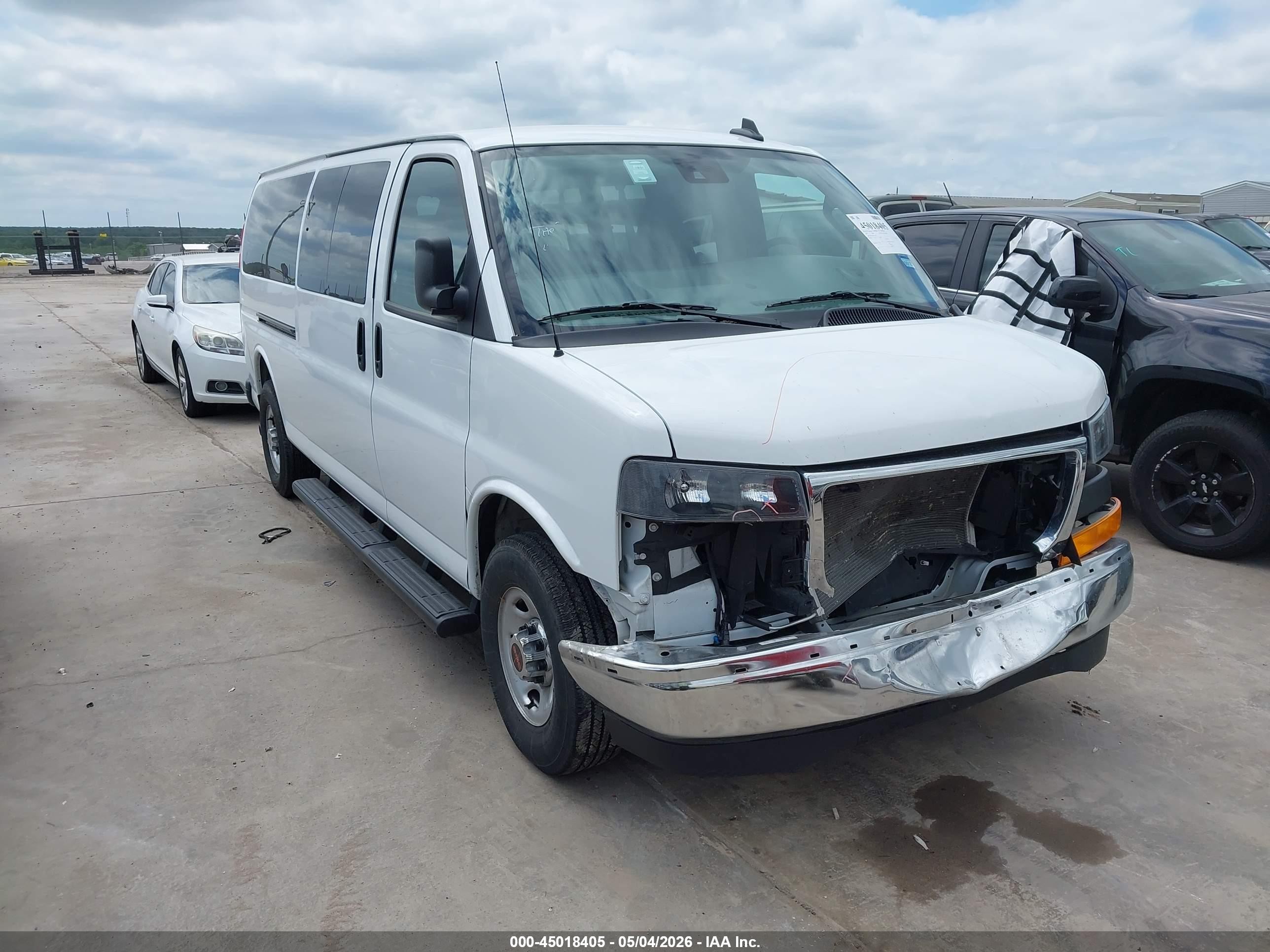 2025 GMC Savana LT, VIN 1GJZ7PFP4S1224653 — Перед