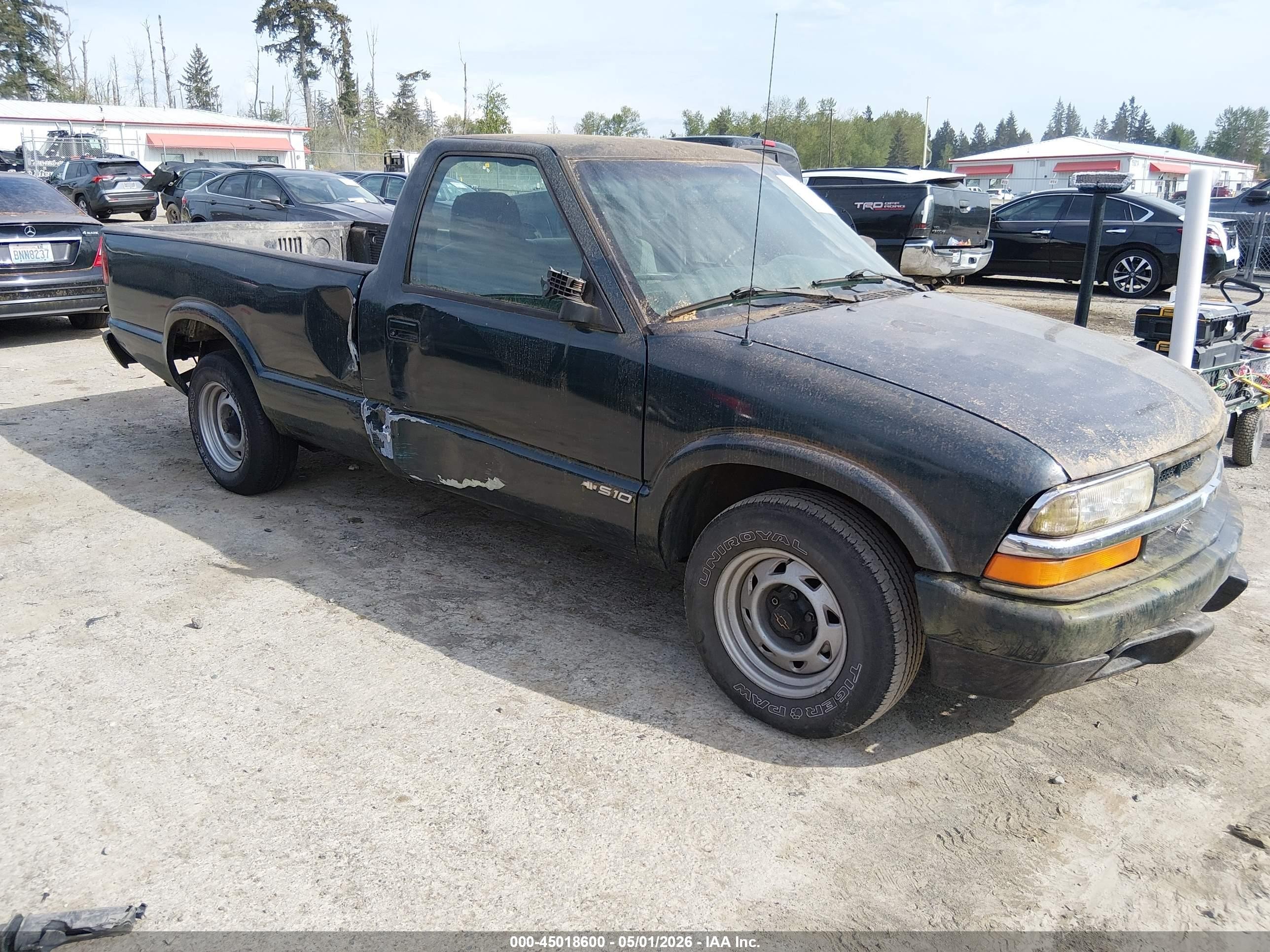 2000 Chevrolet S-10 LS, VIN 1GCCS1446Y8126080 — Side