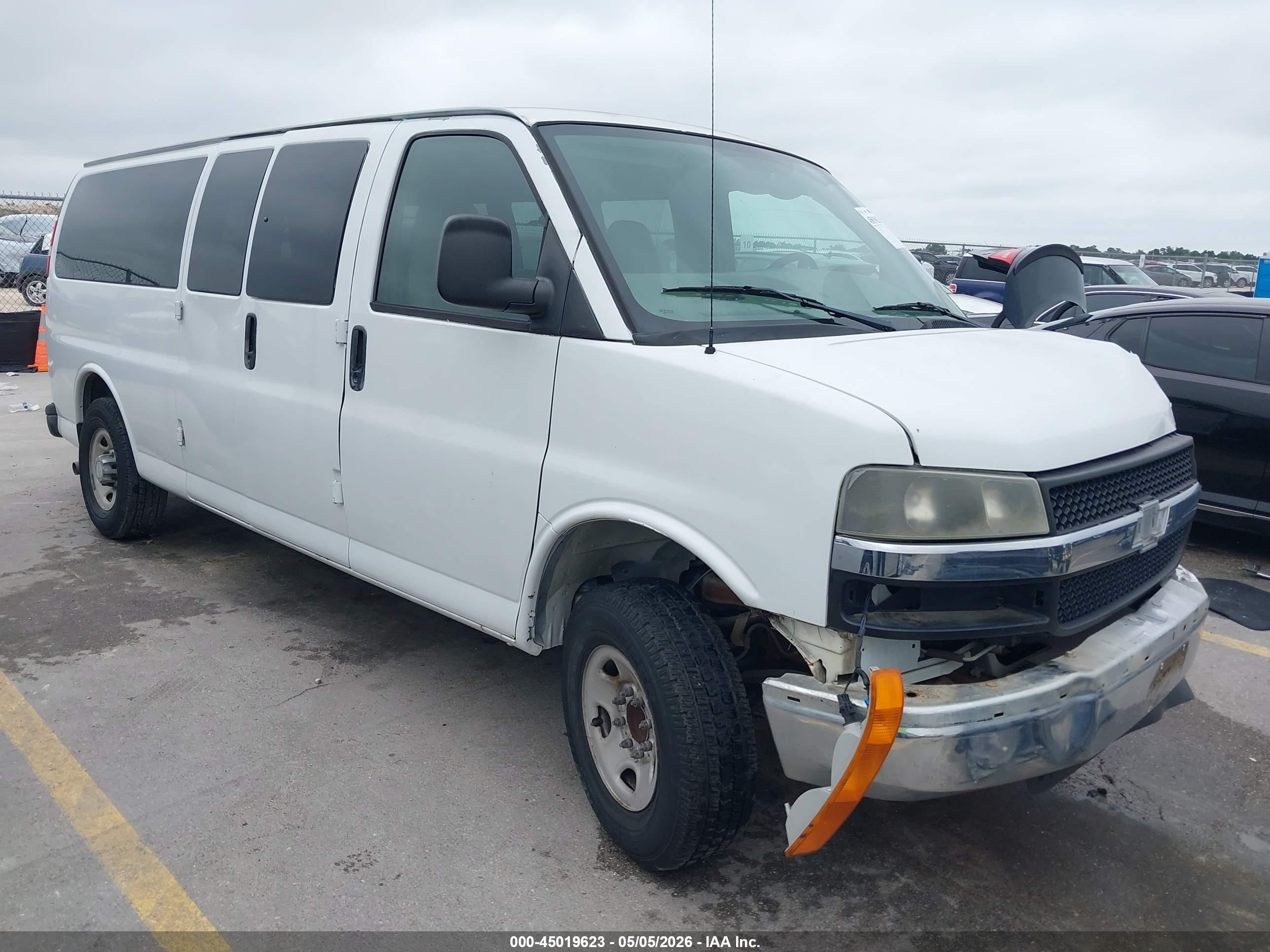 2008 Chevrolet Express Passenger, VIN 1GAHG39K781233036 — Бок