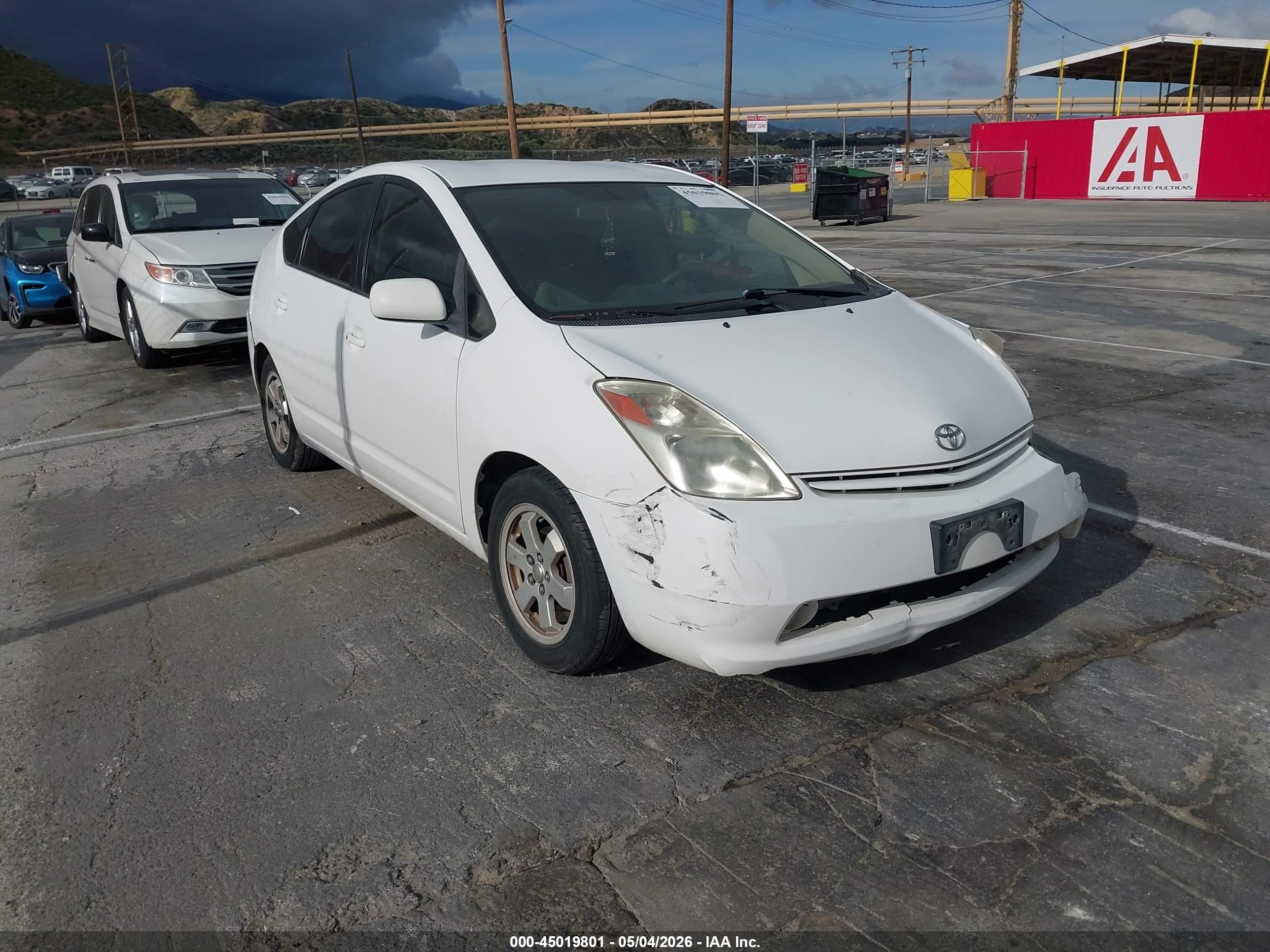 2005 Toyota Prius, VIN JTDKB20U953070961 — Front end