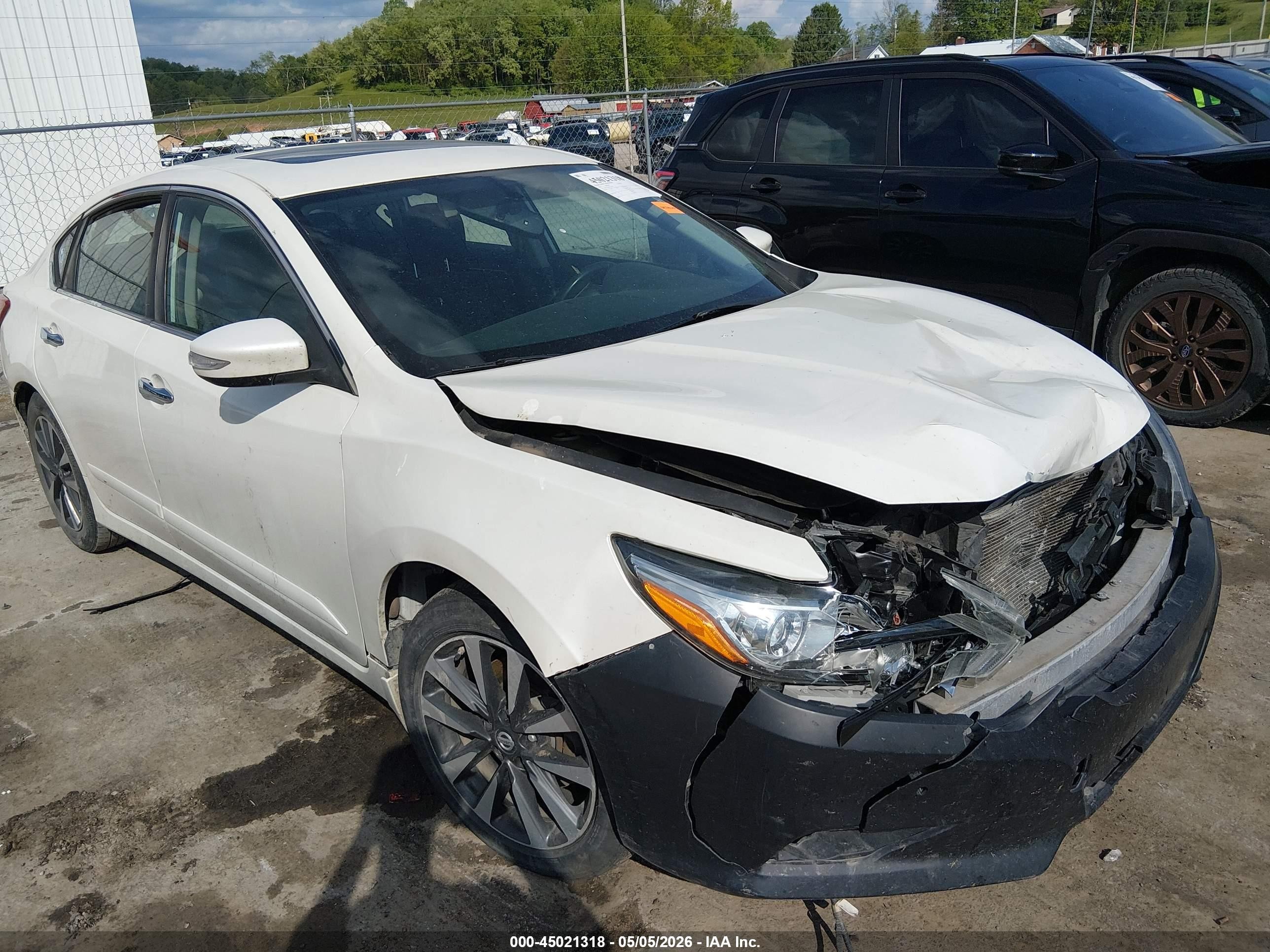 2016 Nissan Altima SL, VIN 1N4AL3AP4GC153424 — Front end
