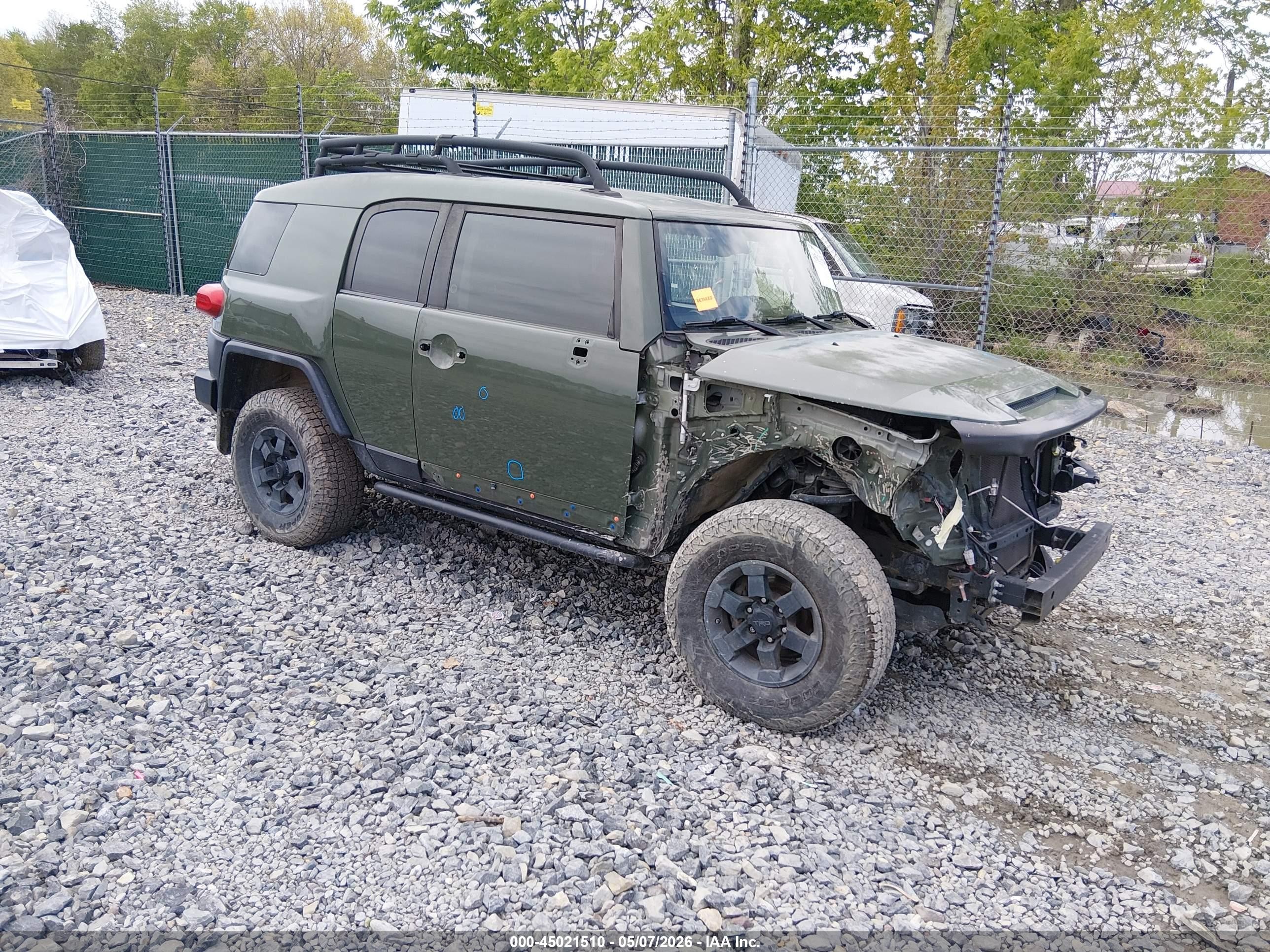 2011 Toyota FJ Cruiser, VIN JTEBU4BFXBK115259 — Front end