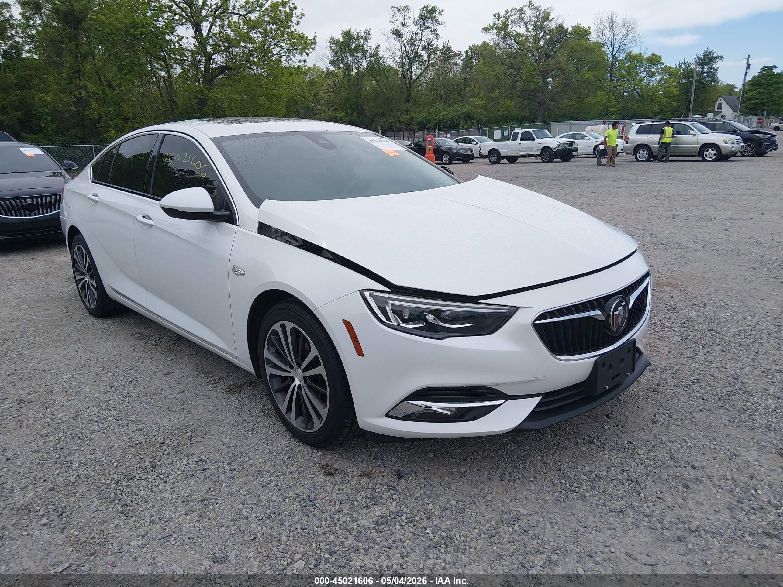 2018 Buick Regal Essence, VIN W04GR6SX8J1081871 — Front end