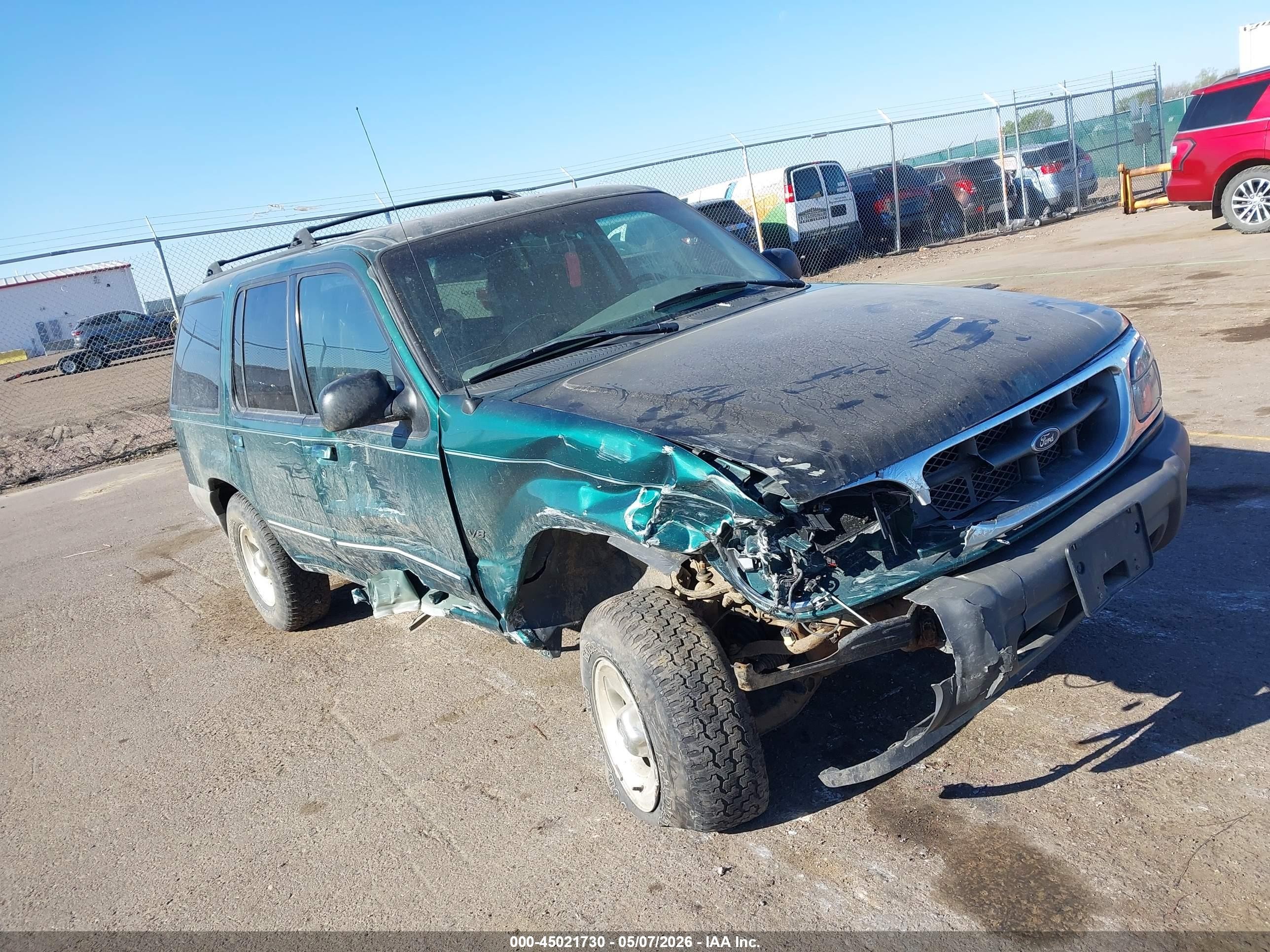 2001 Ford Explorer XLT, VIN 1FMZU83P11ZA75026 — Front end