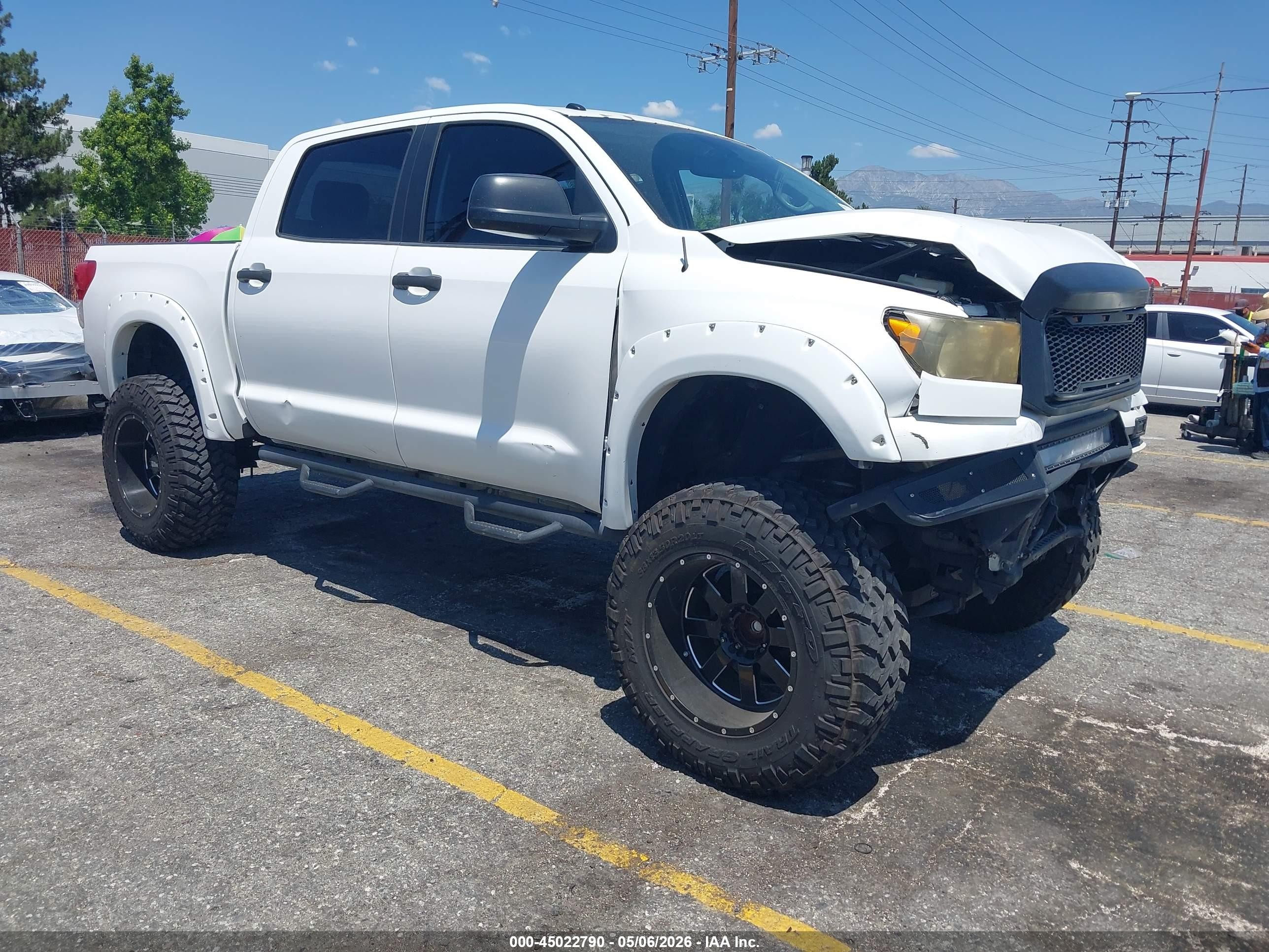 2013 Toyota Tundra, VIN 5TFEY5F16DX135556 — Front end