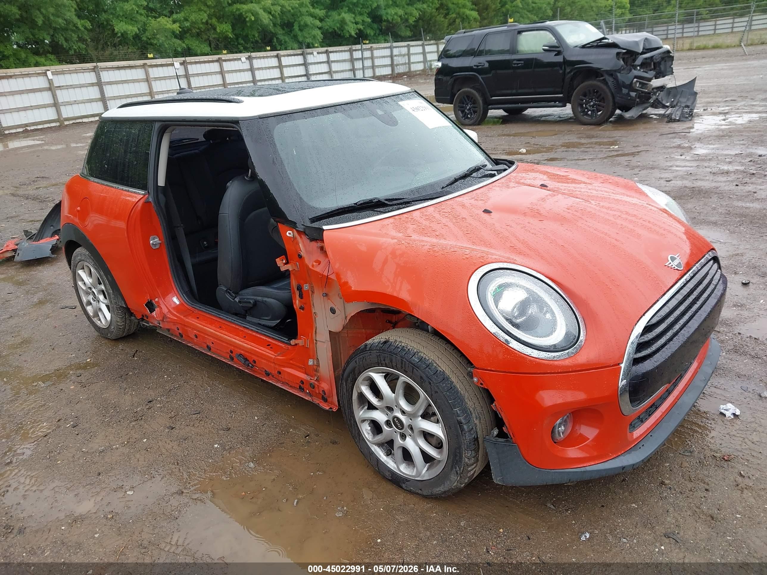 2020 MINI Hardtop Cooper, VIN WMWXR3C01L2M86874 — Бок