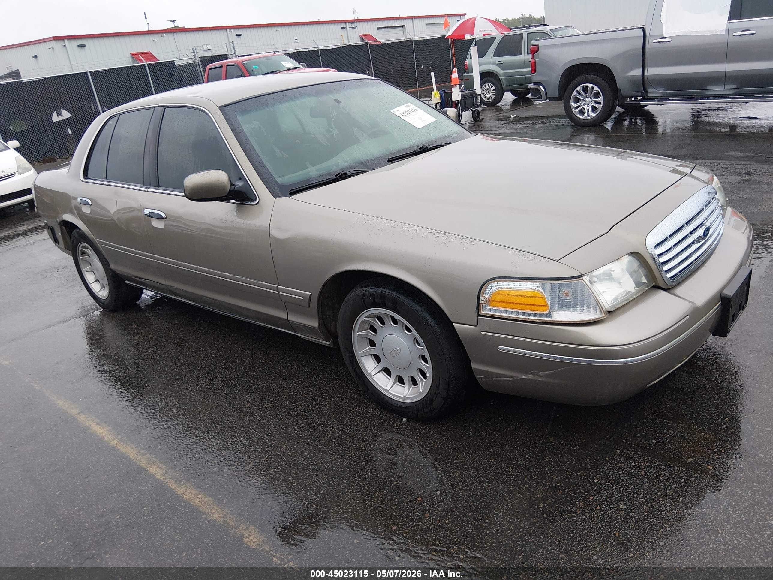 2001 Ford Crown Victoria LX, VIN 2FAFP74WX1X103139 — Rear end