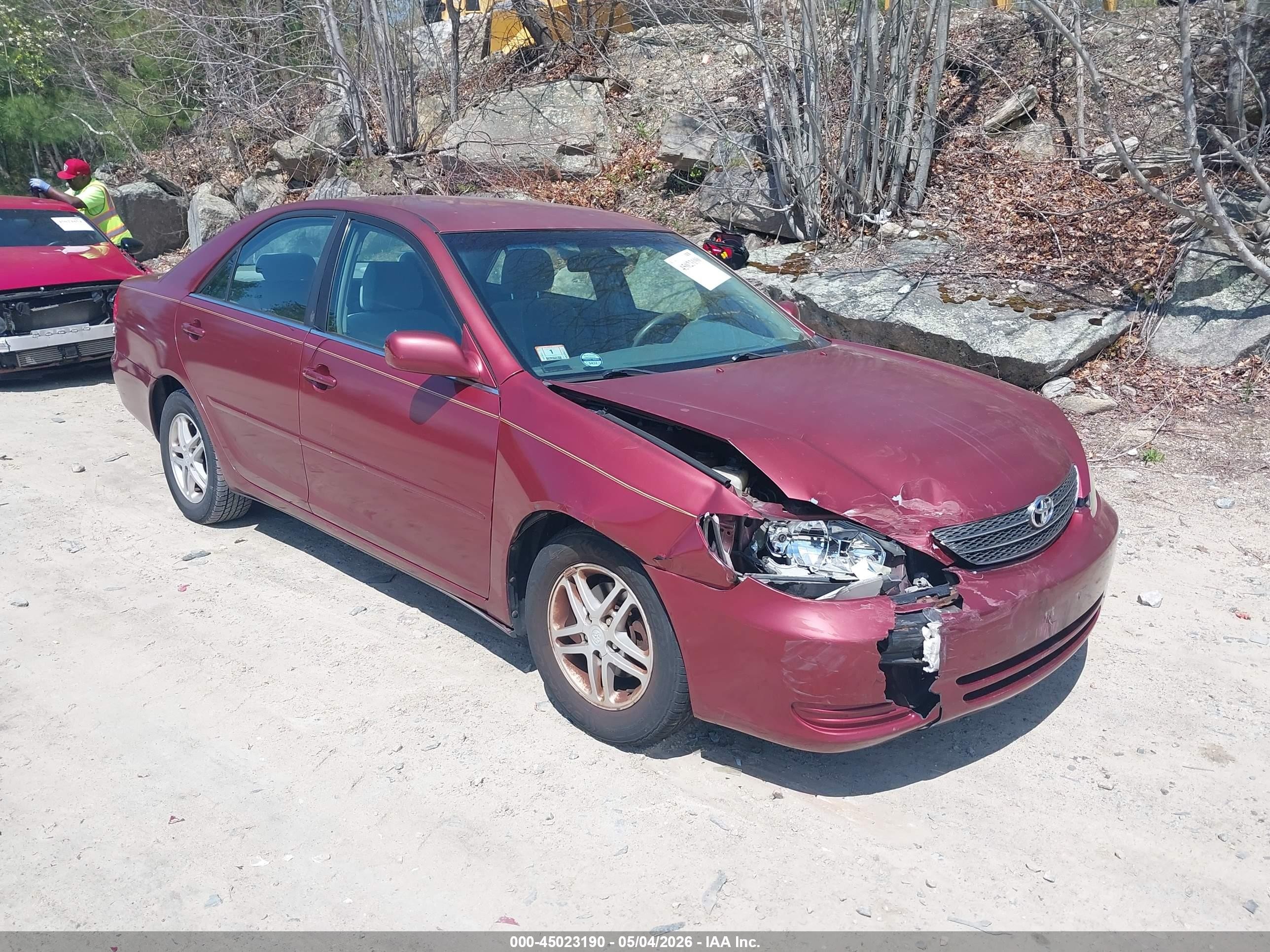 2002 Toyota Camry LE, VIN 4T1BF32K52U005502 — Front end