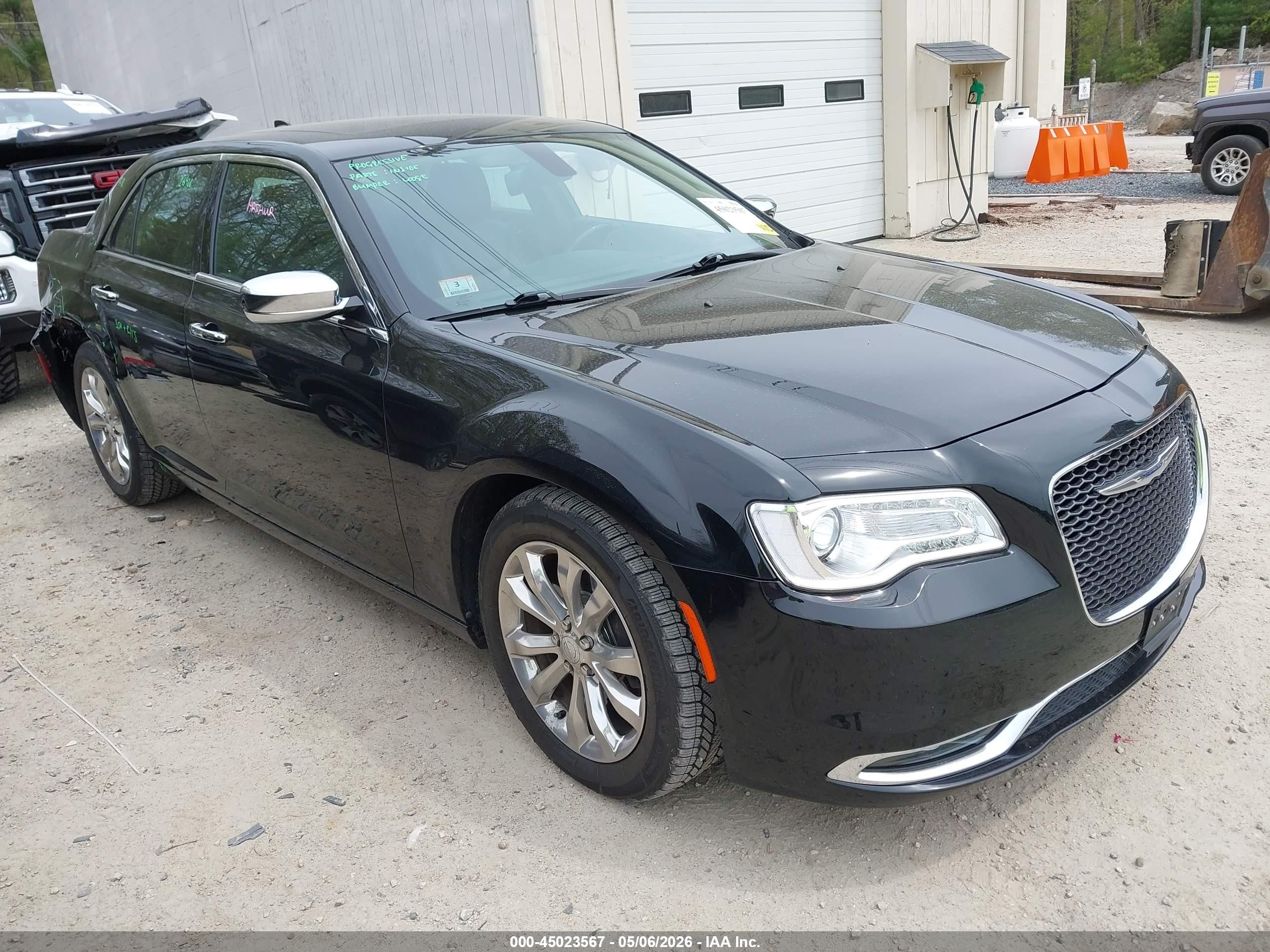 2016 Chrysler 300 C, VIN 2C3CCAKG6GH304917 — Rear end