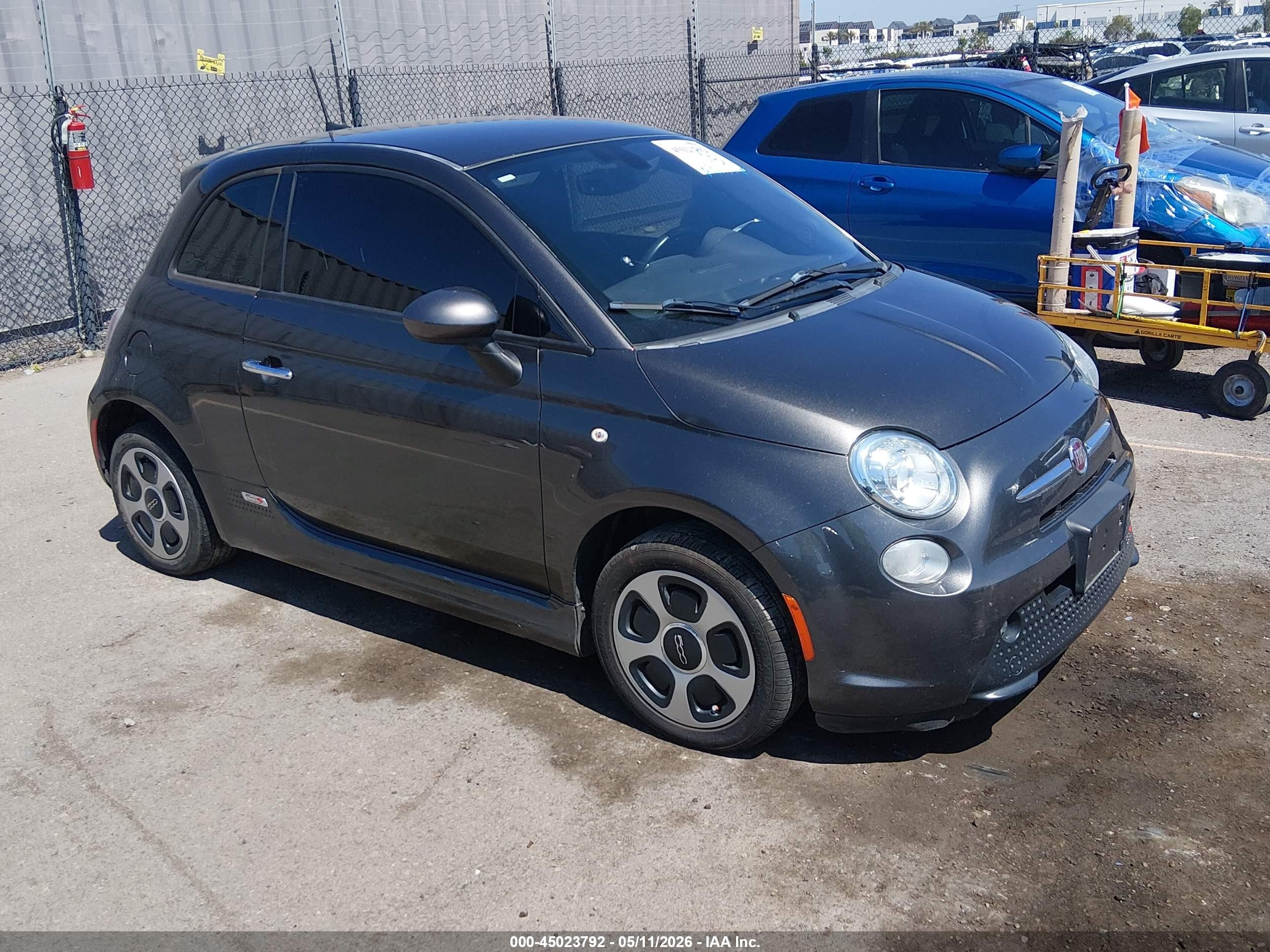 2017 FIAT 500e, VIN 3C3CFFGE3HT567855 — Side