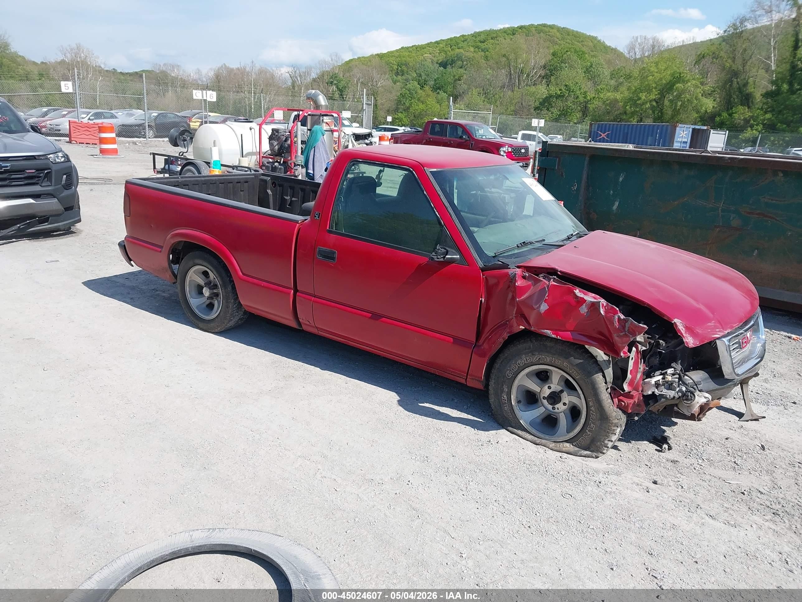 1998 GMC Sonoma, VIN 1GTCS1448WK504089 — Front end