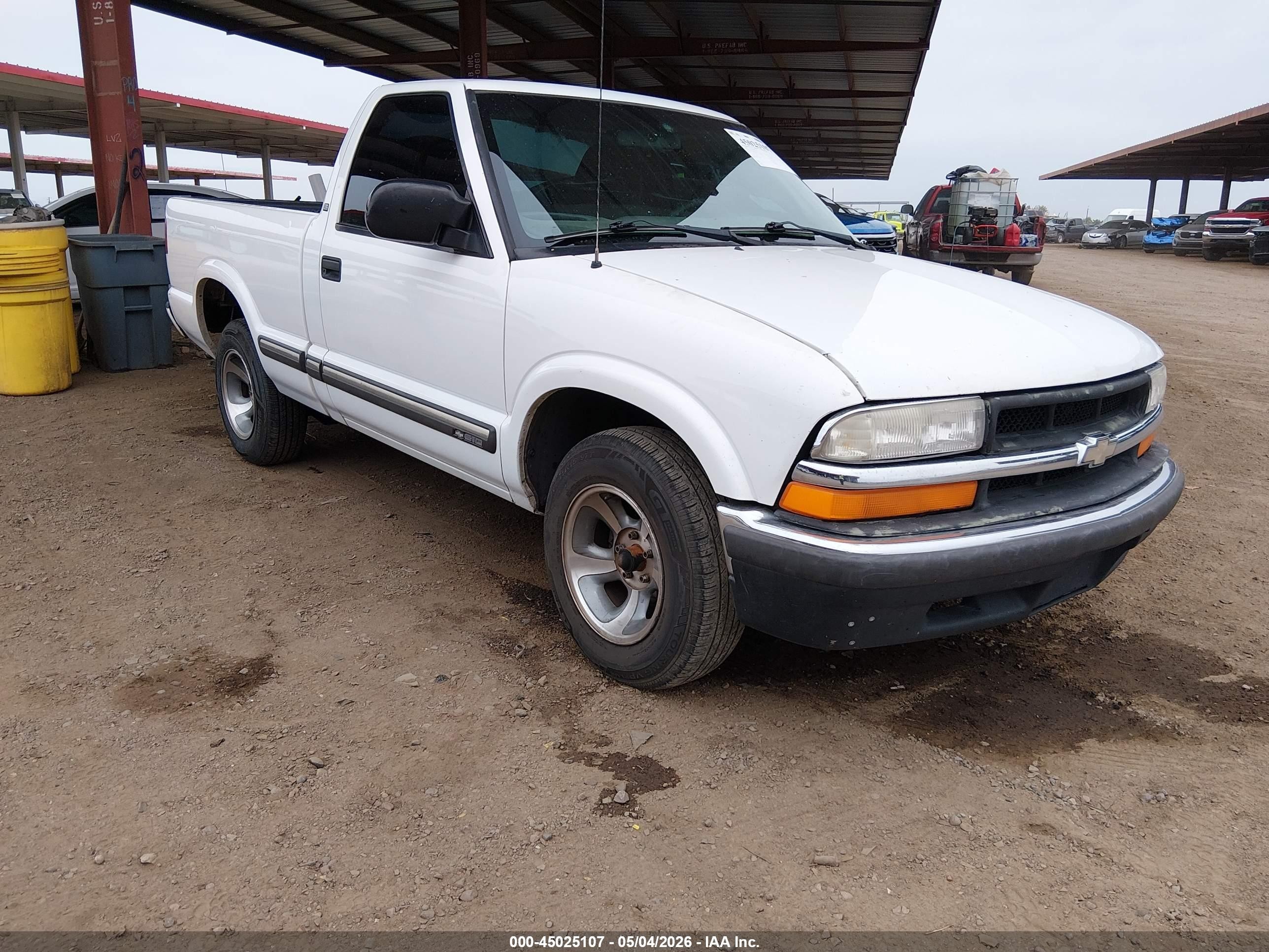 2000 Chevrolet S-10 LS, VIN 1GCCS1451YK285794 — Rear end