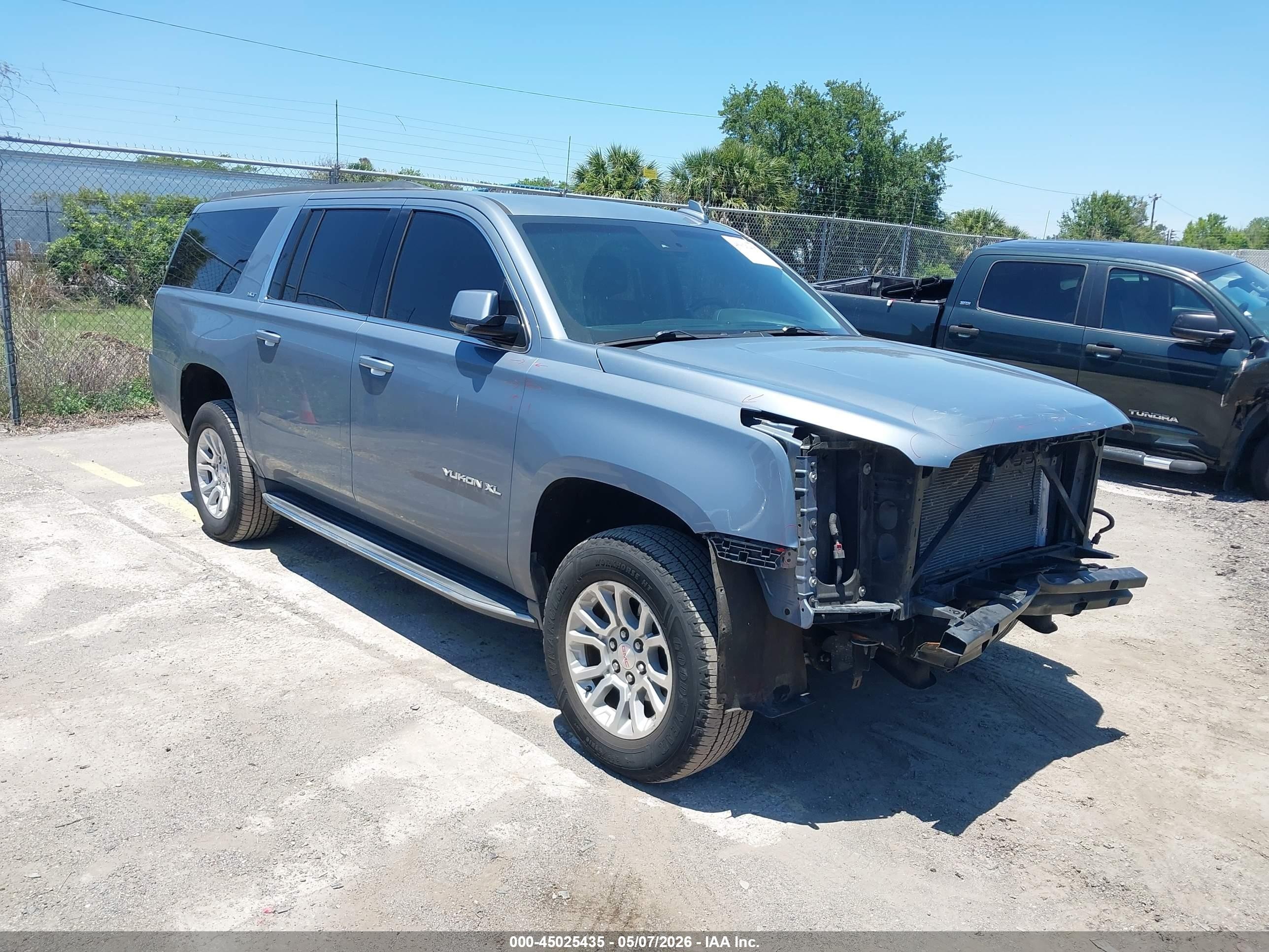 2016 GMC Yukon XL SLT, VIN 1GKS1GKC5GR183816 — Front end