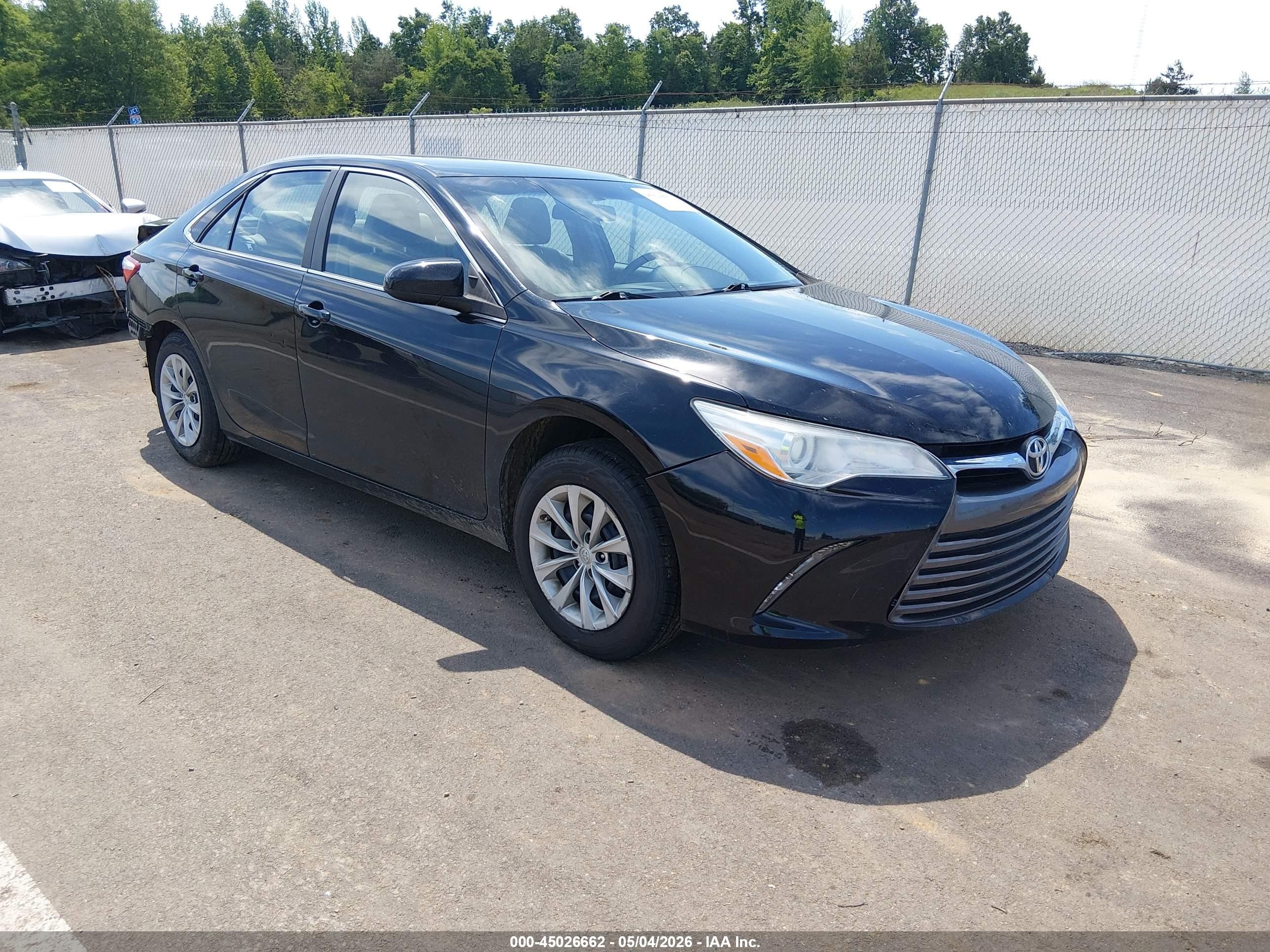 2016 Toyota Camry SE, VIN 4T1BF1FK6GU126822 — Rear end