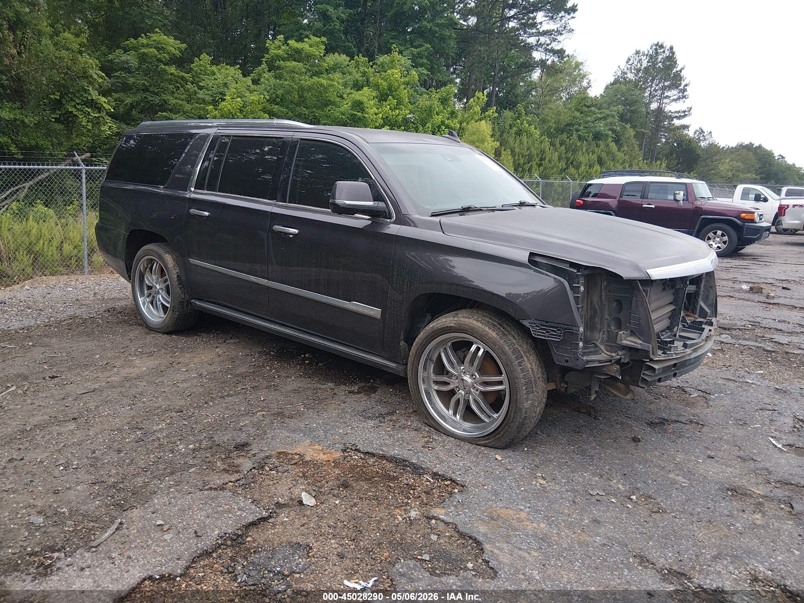 2015 Cadillac Escalade ESV Premium, VIN 1GYS4TKJ2FR536094 — Front end