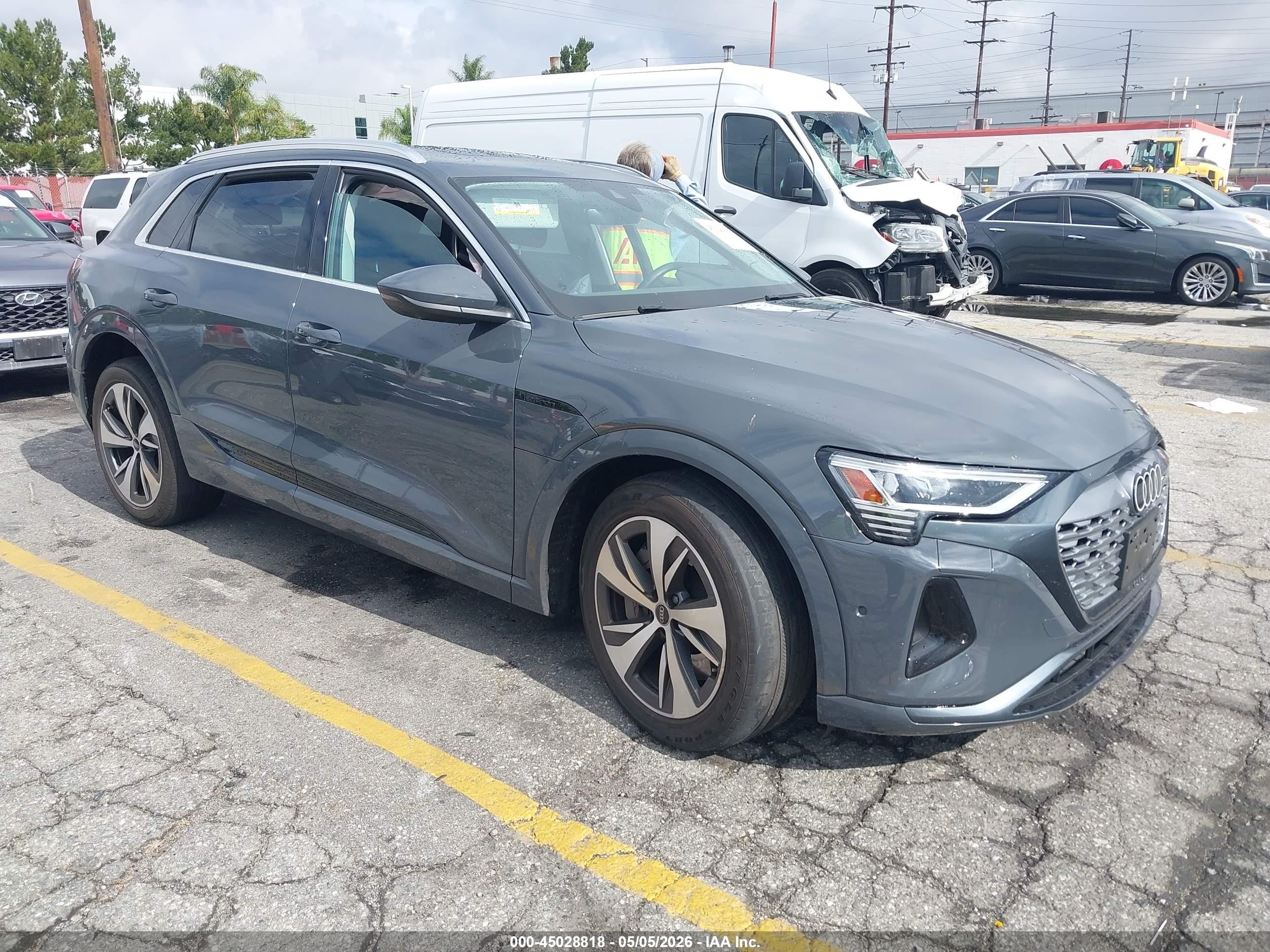 2024 Audi Q8 e-tron Premium Plus, VIN WA15AAGE7RB040601 — Бок
