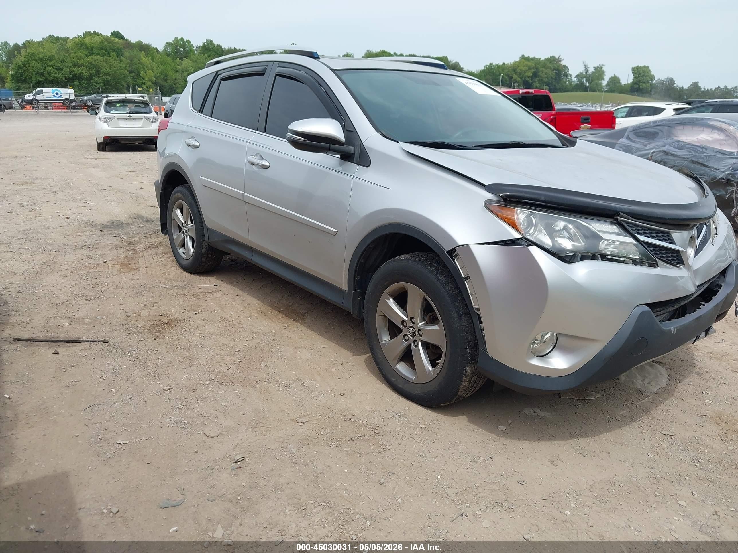 2015 Toyota RAV4 XLE, VIN JTMRFREV0FJ015793 — Перед