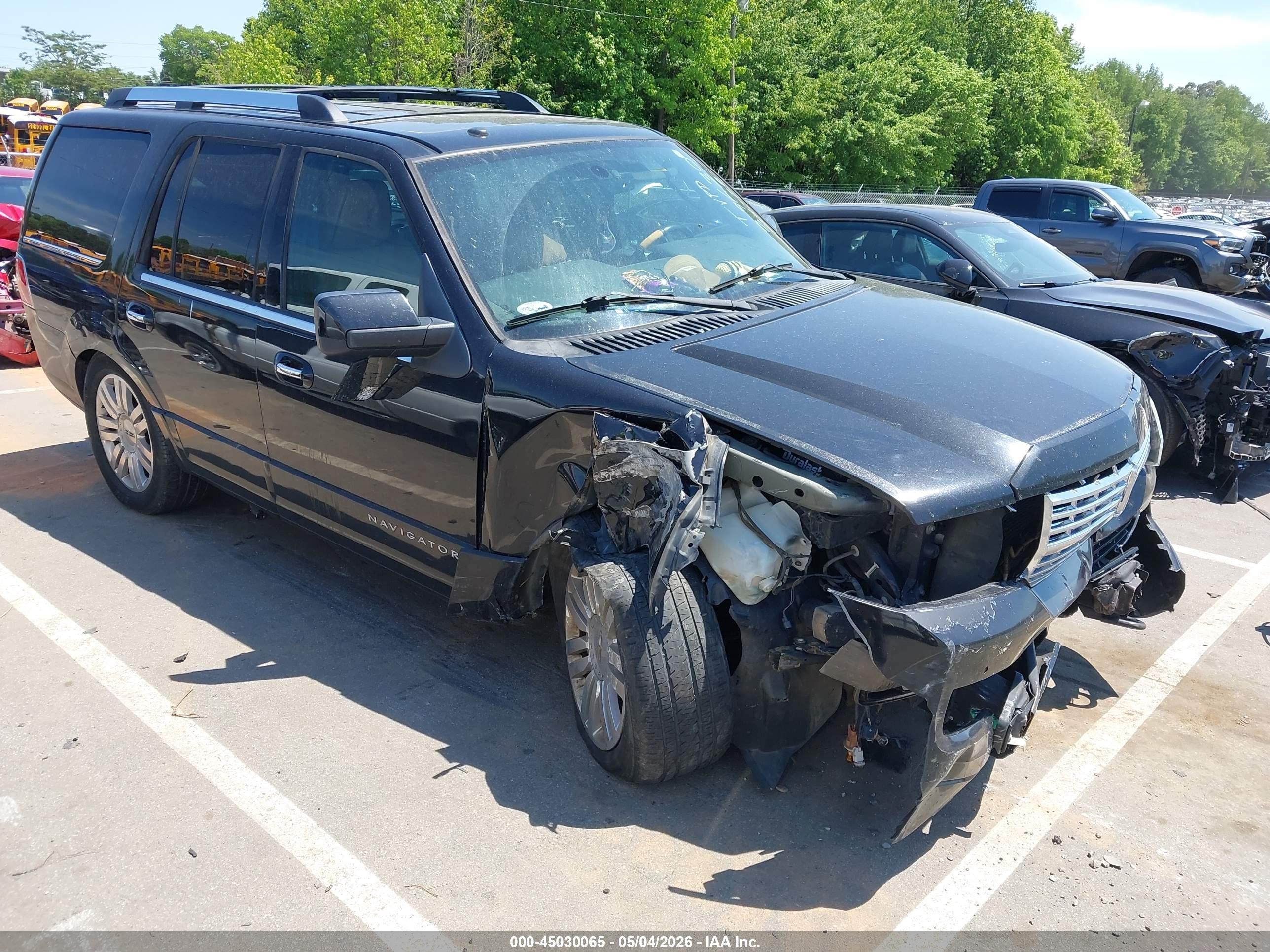 2012 Lincoln Navigator, VIN 5LMJJ2J5XCEL09059 — Front end