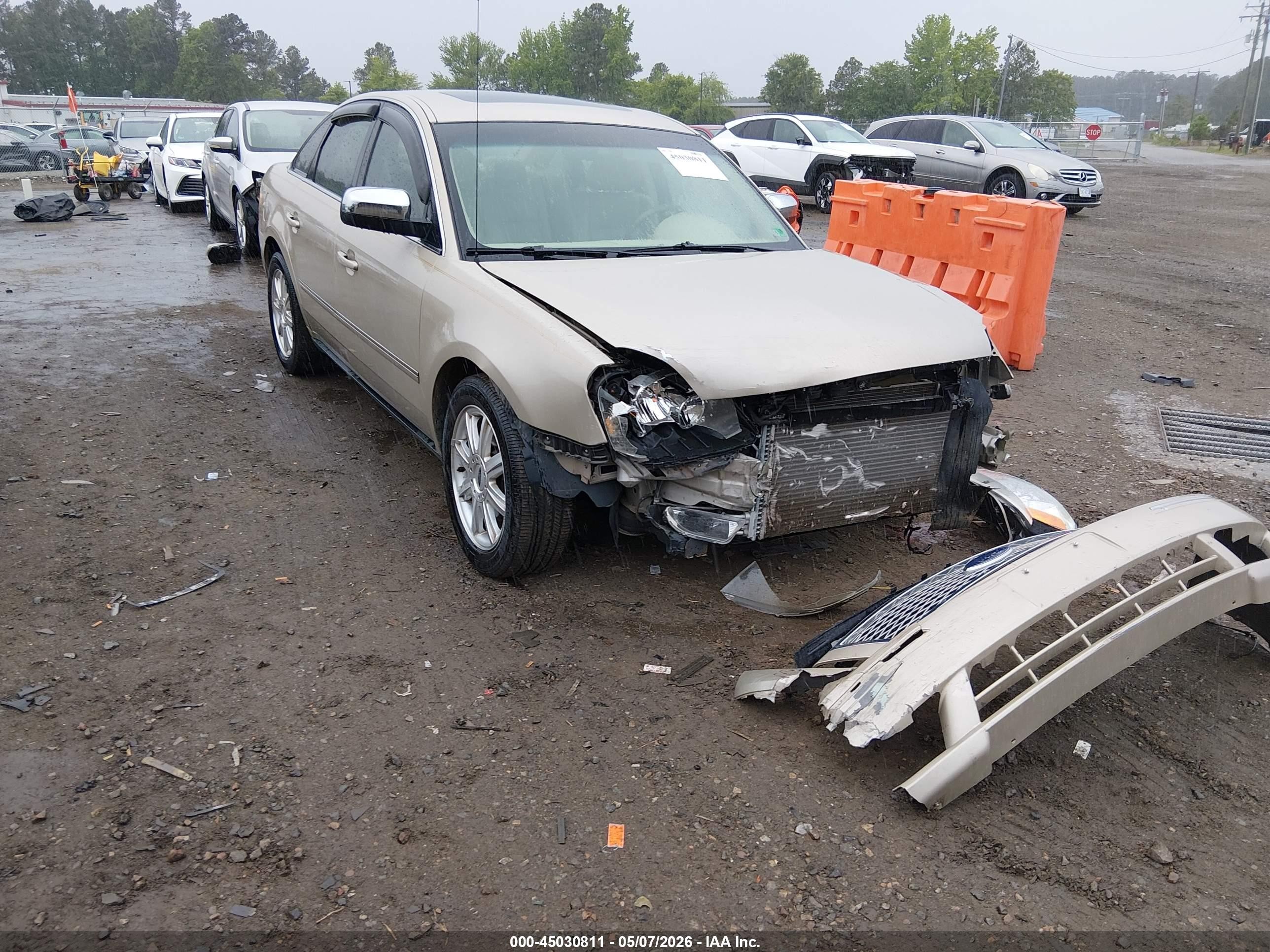2006 Ford Five Hundred Limited, VIN 1FAFP25186G114353 — Front end