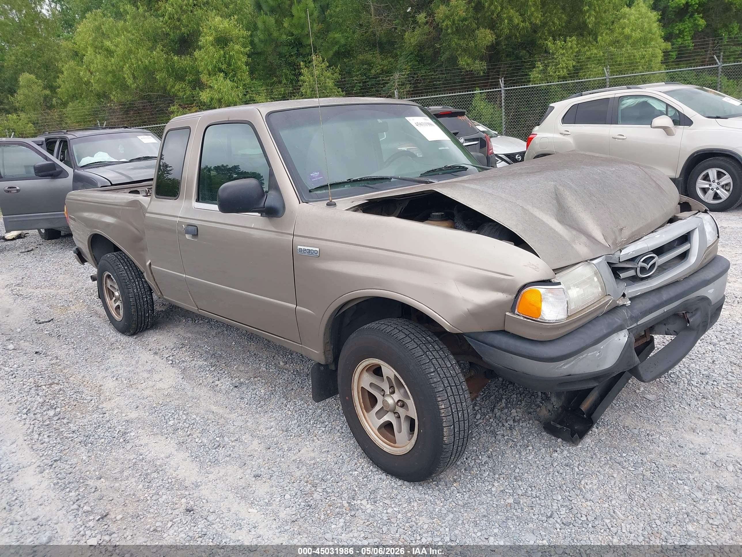 2004 Mazda B-Series SE, VIN 4F4YR16D14TM00914 — Front end