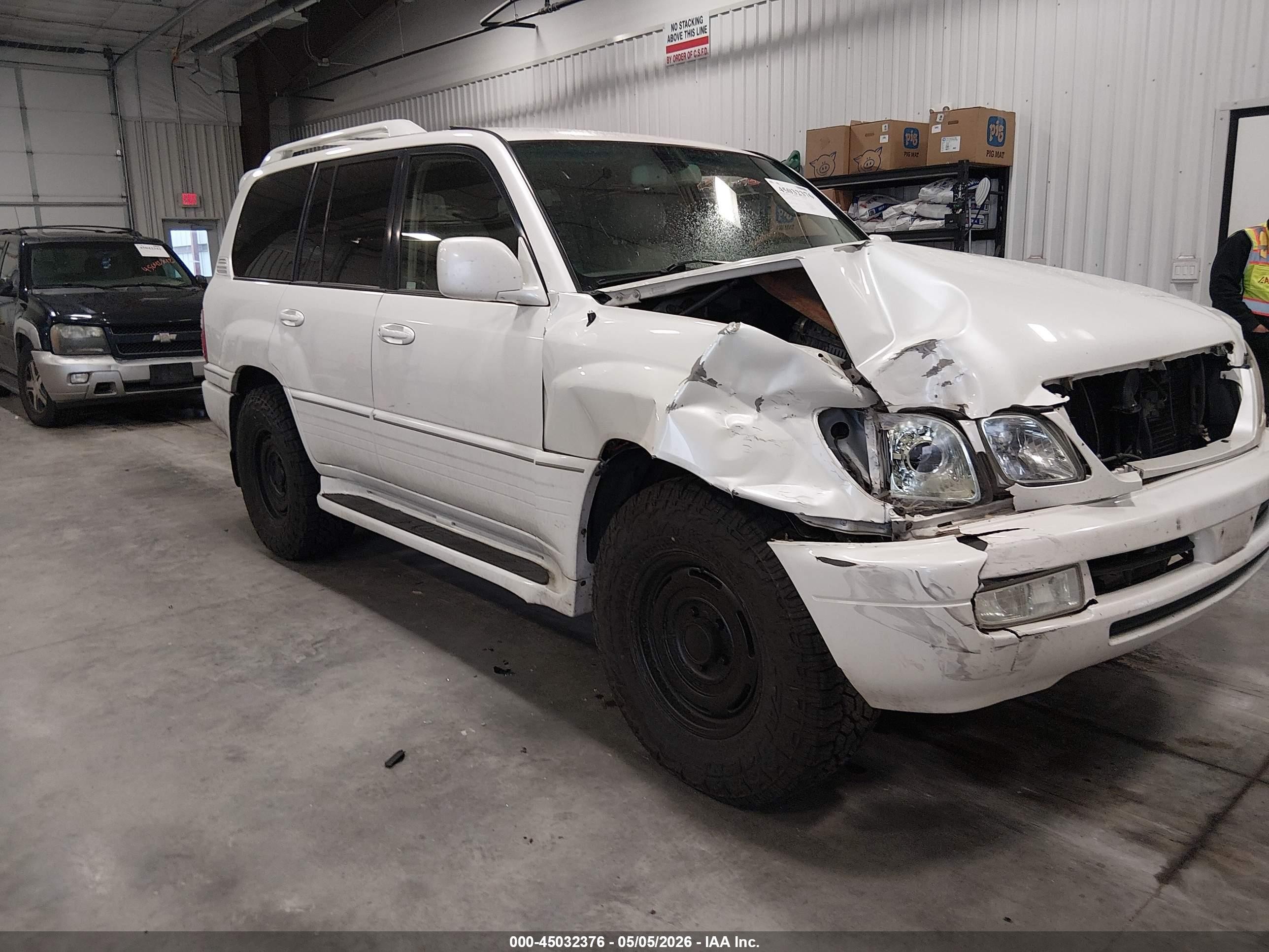2004 Lexus LX 470, VIN JTJHT00W243543401 — Front end