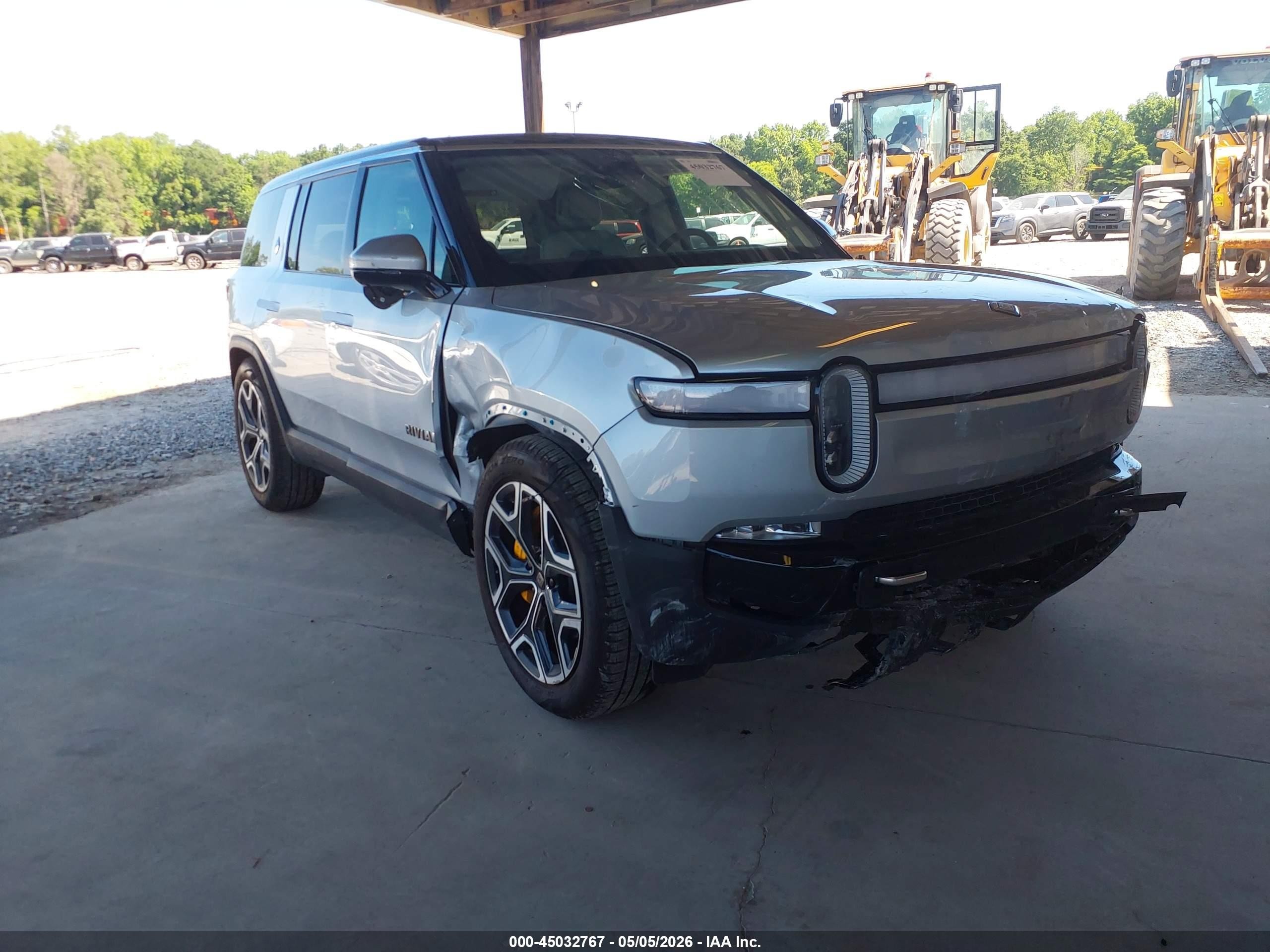 2023 Rivian R1S Adventure, VIN 7PDSGABAXPN006829 — Front end