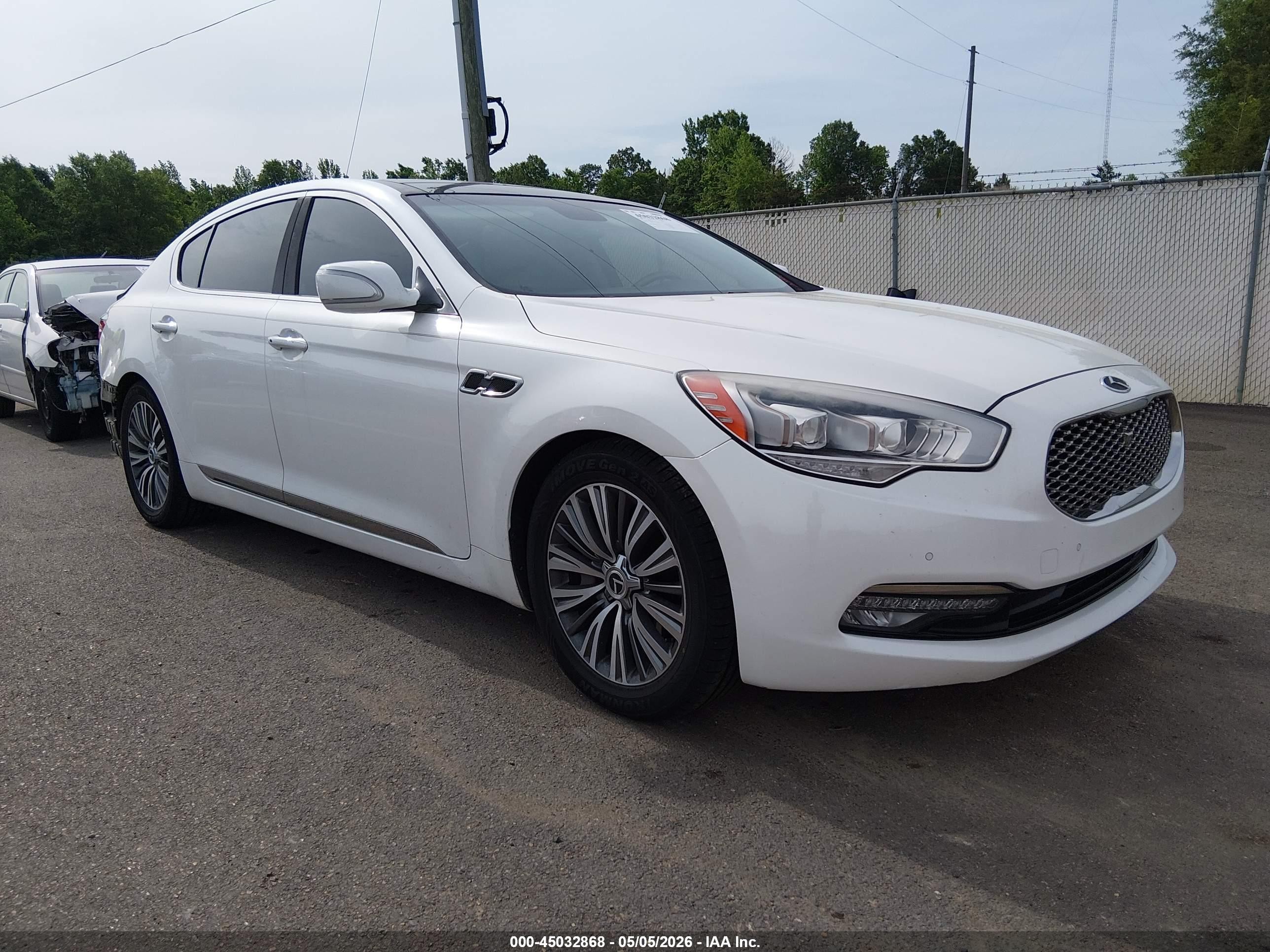 2016 Kia K900 Luxury, VIN KNALU4D3XG6032164 — Rear end