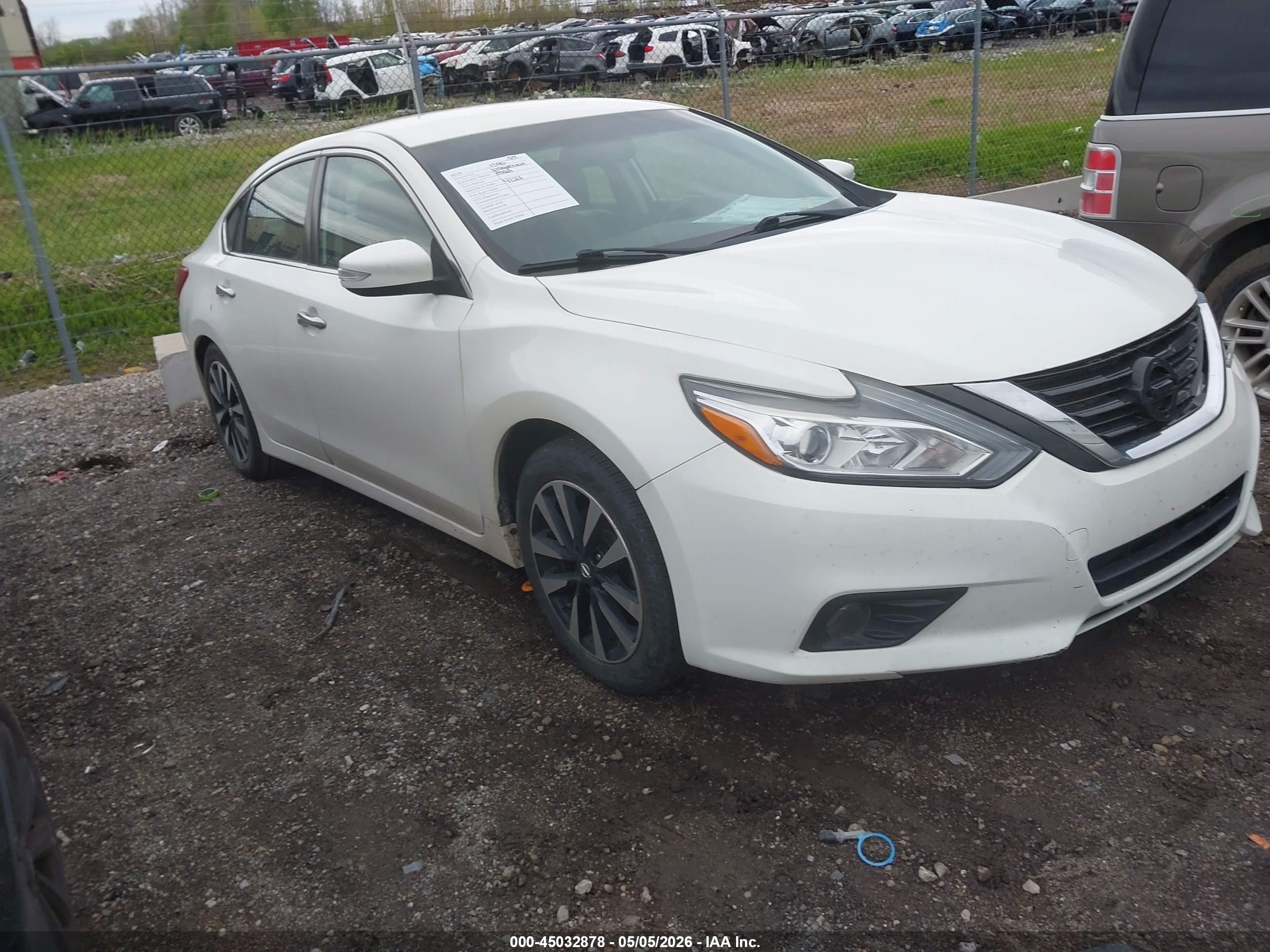 2018 Nissan Altima SL, VIN 1N4AL3AP7JC177577 — Front end